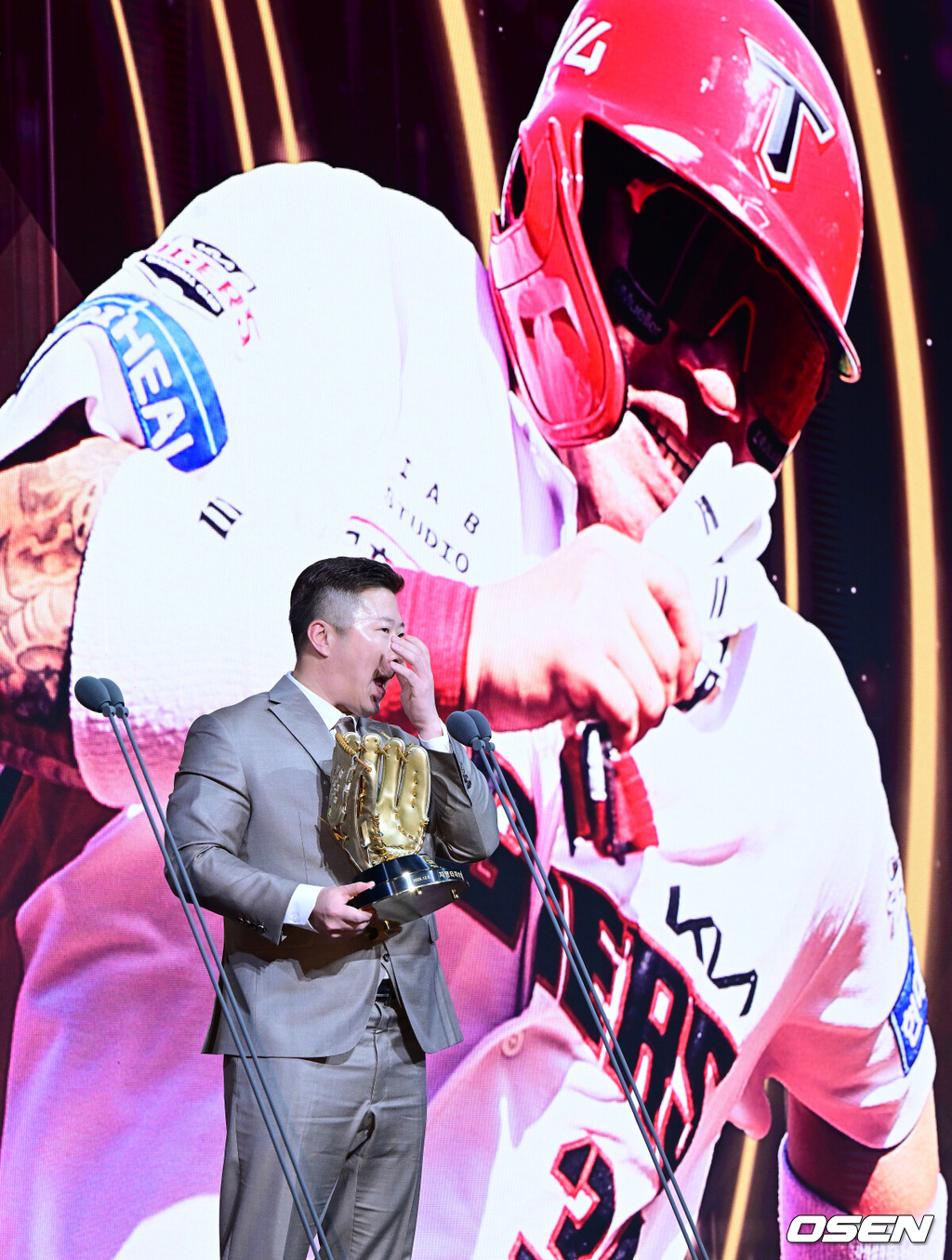 최형우가 2025 지명타자 부문 골든글러브를 수상하며 소감을 말하고 있다. 2025.12.09 /jpnews@osen.co.kr