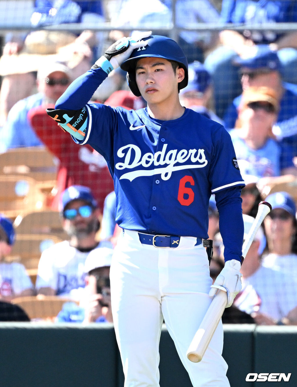 21일(한국시간) 미국 애리조나주 글렌데일 캐멀백 랜치에서 2025 메이저리그 LA 다저스와 시카고 컵스의 시범 경기가 열렸다.김혜성은 다저스와 최대 3+2년 2200만 달러(약 320억원) 계약에 합의하며 메이저리그 진출에 성공했다.LA 다저스 김혜성이 대기 타석에서 스윙을 하고 있다. 2025.02.21 / sunday@osen.co.kr