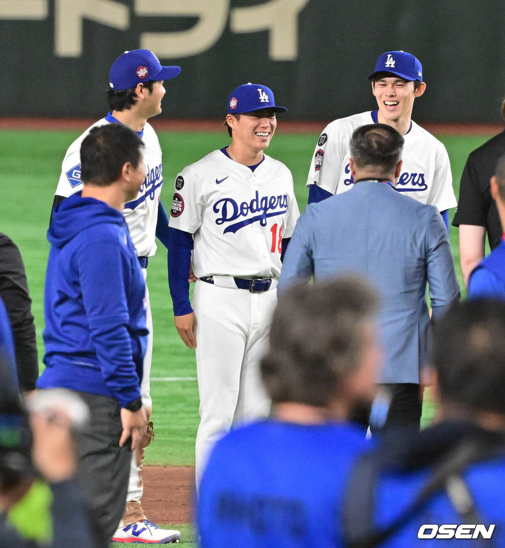 역시 디펜딩 챔피언답다. LA 다저스가 도쿄 시리즈 1,2차전을 쓸어 담았다. 다저스는 19일 일본 도쿄돔에서 열린 시카고 컵스와의 도쿄 시리즈 2차전에서 6-3으로 승리했다. 오타니 쇼헤이는 시즌 첫 아치를 그리며 도쿄돔을 열광의 도가니로 만들었다. 이로써 다저스는 지난 18일 1차전 4-1 승리에 이어 이날 경기까지 가져오며 도쿄 시리즈를 기분좋게 마무리지었다. 경기종료 후 LA 다저스 오타니와 야마모토, 사사키가 함께 미소 짓고 있다. 2025.03.19 / soul1014@osen.co.kr