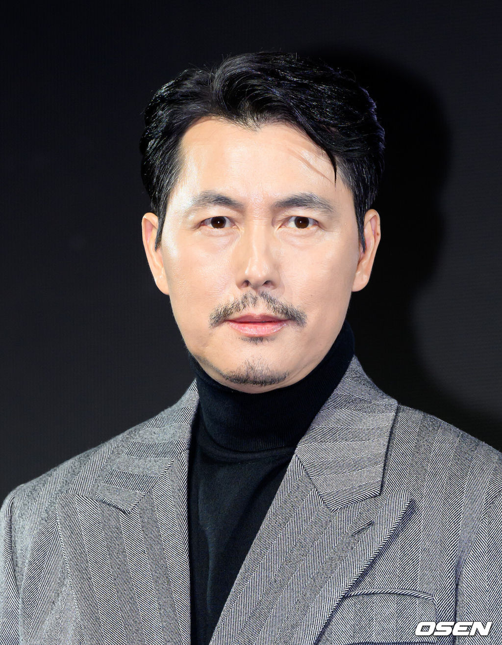 15일 서울 강남구 그랜드 인터컨티넨탈 서울 파르나스에서 디즈니+ 오리지널 시리즈 '메이드 인 코리아’ 제작발표회가 열렸다.'메이드 인 코리아'는 1970년대 혼란과 도약이 공존했던 대한민국, 국가를 수익모델로 삼아 부와 권력의 정점에 오르려는 사내 현빈(백기태)과 그를 무서운 집념으로 벼랑 끝까지 추적하는 검사 정우성(장건영)이 시대를 관통하는 거대한 사건들과 직면하는 이야기다.배우 정우성이 포토타임을 가지고 있다. 2025.12.15 /sunday@osen.co.kr