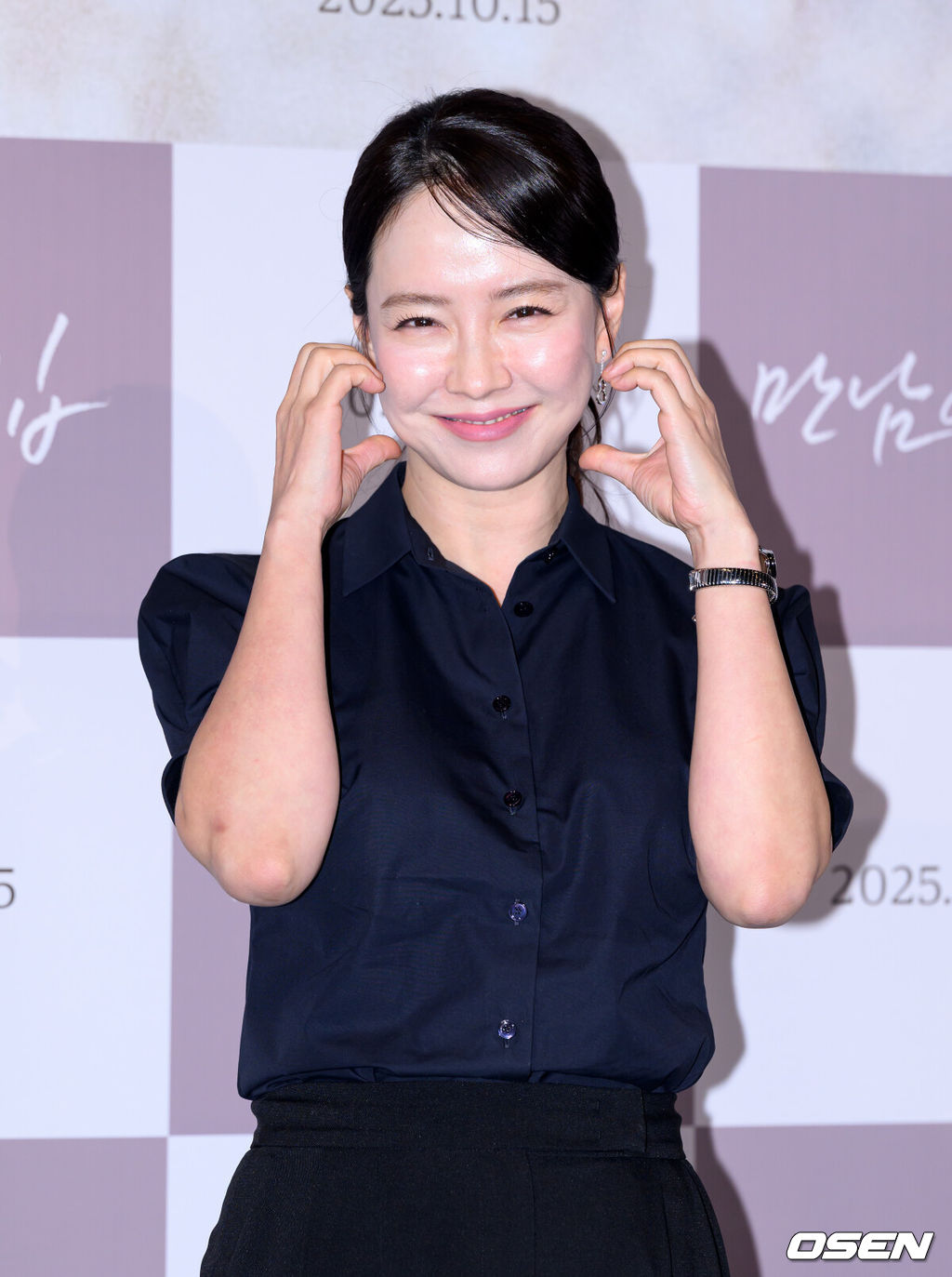 26일 오후 서울 CGV용산아이파크몰에서 영화 '만남의 집' 언론배급시사회가 열렸다.'만남의 집'은 15년 차 FM교도관 ‘태저’의 인생 첫 오지랖이 만든 햇살 같은 인연을 그린 휴먼 드라마로 10월 15일 개봉 예정이다.배우 송지효가 포토타임을 가지고 있다. 2025.09.26 /sunday@osen.co.kr