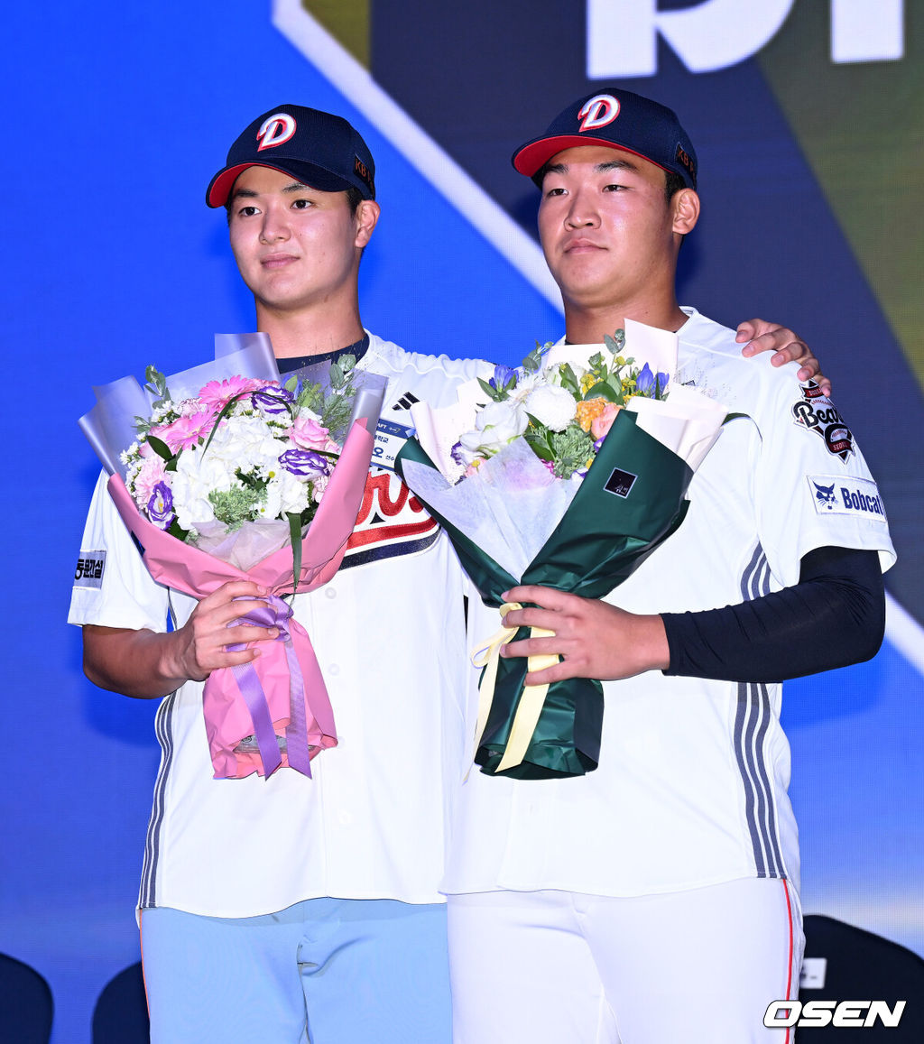 17일 오후 7일 오후 서울 롯데호텔 월드에서 ‘2026 KBO 신인 드래프트’가 열렸다.이번 드래프트는 전면 드래프트 방식으로 총 11라운드에 걸쳐 진행된다. 대상자는 총 1천261명으로, 고등학교 졸업 예정자 930명, 대학교 졸업 예정자 216명, 얼리 드래프트 신청자 51명, 해외 아마추어·프로 출신 선수 19명이다. 이 중 최대 110명이 KBO 10개 구단의 부름을 받게 된다.두산에 지명된 신인 서준오, 김주오가 기념촬영을 가지고 있다. 2025.09.17 /sunday@osen.co.kr