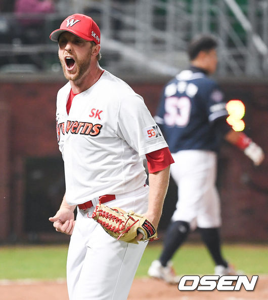 [OSEN=인천,박준형 기자] 2018 신한은행 MY CAR KBO 포스트시즌' 한국시리즈 3차전 SK 와이번스와 두산 베어스의 경기가 7일 오후 인천 미추홀구 문학동 인천 SK행복드림구장에서 열렸다.6회초 1사 만루 위기를 무실점으로 넘긴 SK 선발투수 켈리가 환호하고 있다 . /soul1014@osen.co.kr  