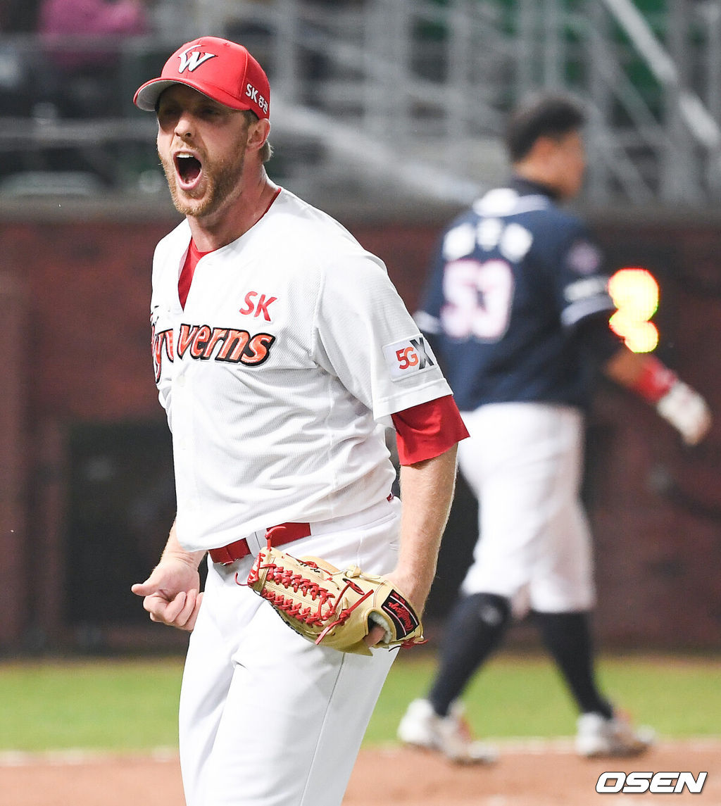 2018 신한은행 MY CAR KBO 포스트시즌' 한국시리즈 3차전 SK 와이번스와 두산 베어스의 경기가 7일 오후 인천 미추홀구 문학동 인천 SK행복드림구장에서 열렸다.6회초 1사 만루 위기를 무실점으로 넘긴 SK 선발투수 켈리가 환호하고 있다 . /soul1014@osen.co.kr