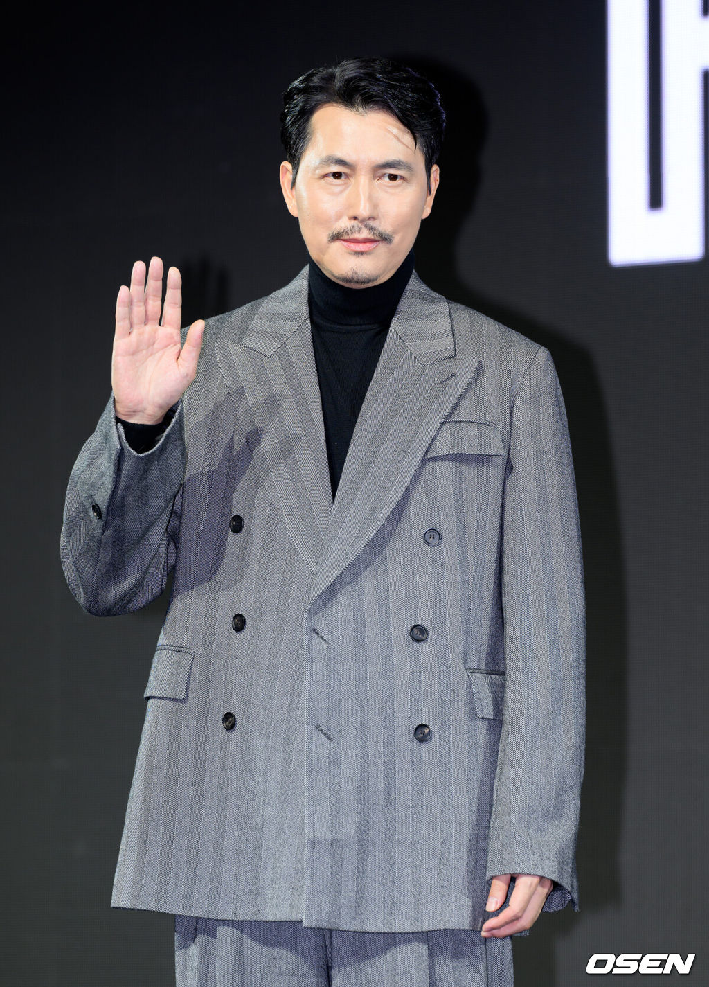 15일 서울 강남구 그랜드 인터컨티넨탈 서울 파르나스에서 디즈니+ 오리지널 시리즈 '메이드 인 코리아’ 제작발표회가 열렸다.'메이드 인 코리아'는 1970년대 혼란과 도약이 공존했던 대한민국, 국가를 수익모델로 삼아 부와 권력의 정점에 오르려는 사내 현빈(백기태)과 그를 무서운 집념으로 벼랑 끝까지 추적하는 검사 정우성(장건영)이 시대를 관통하는 거대한 사건들과 직면하는 이야기다.배우 정우성이 포토타임을 가지고 있다. 2025.12.15 /sunday@osen.co.kr