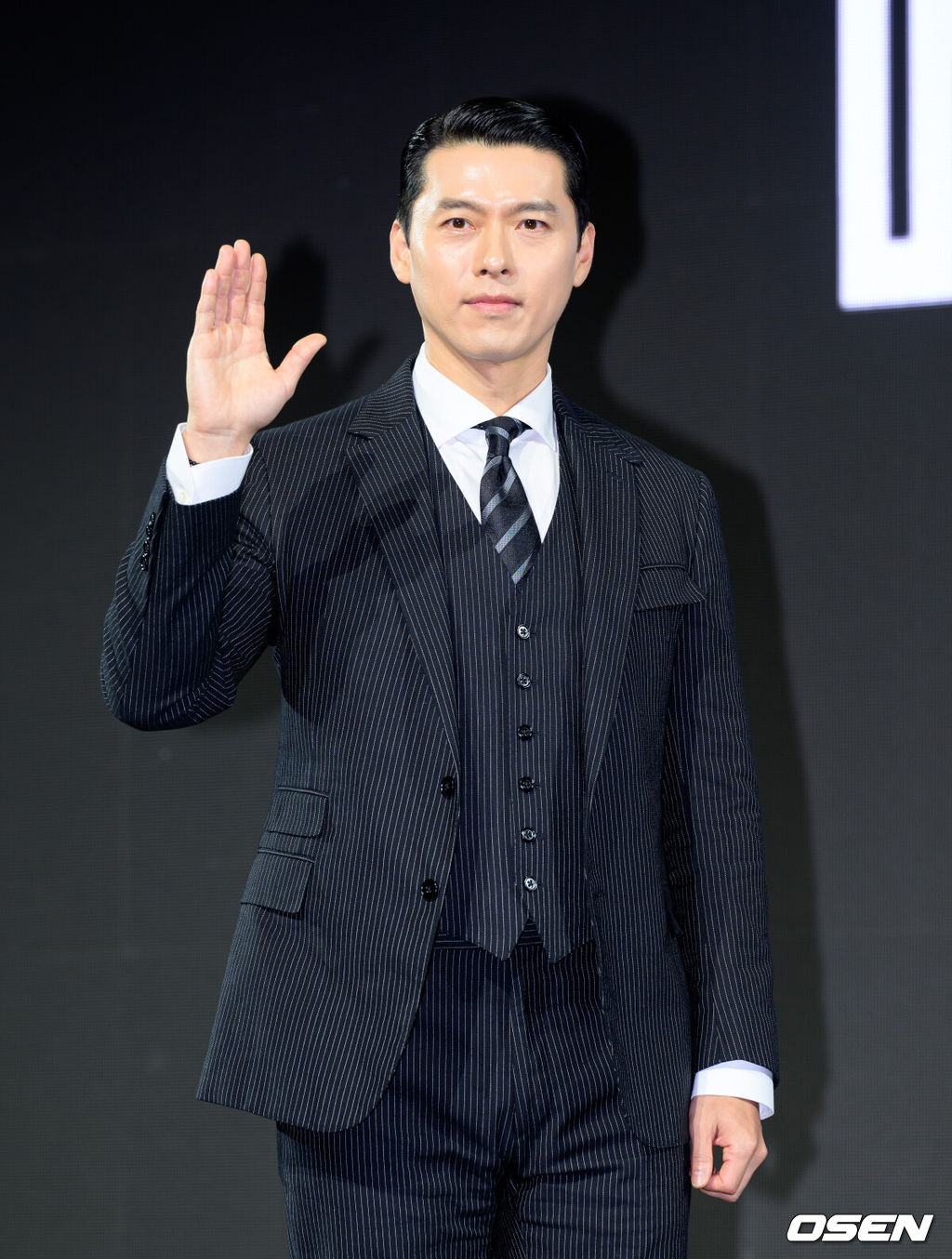 15일 서울 강남구 그랜드 인터컨티넨탈 서울 파르나스에서 디즈니+ 오리지널 시리즈 '메이드 인 코리아’ 제작발표회가 열렸다.'메이드 인 코리아'는 1970년대 혼란과 도약이 공존했던 대한민국, 국가를 수익모델로 삼아 부와 권력의 정점에 오르려는 사내 현빈(백기태)과 그를 무서운 집념으로 벼랑 끝까지 추적하는 검사 정우성(장건영)이 시대를 관통하는 거대한 사건들과 직면하는 이야기다.배우 현빈이 포토타임을 가지고 있다. 2025.12.15 /sunday@osen.co.kr