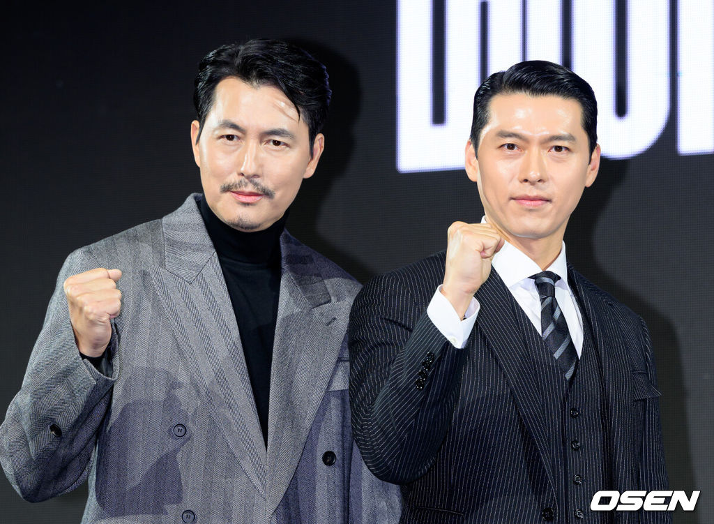 15일 서울 강남구 그랜드 인터컨티넨탈 서울 파르나스에서 디즈니+ 오리지널 시리즈 '메이드 인 코리아’ 제작발표회가 열렸다.'메이드 인 코리아'는 1970년대 혼란과 도약이 공존했던 대한민국, 국가를 수익모델로 삼아 부와 권력의 정점에 오르려는 사내 현빈(백기태)과 그를 무서운 집념으로 벼랑 끝까지 추적하는 검사 정우성(장건영)이 시대를 관통하는 거대한 사건들과 직면하는 이야기다.배우 정우성, 현빈이 포토타임을 가지고 있다. 2025.12.15 /sunday@osen.co.kr