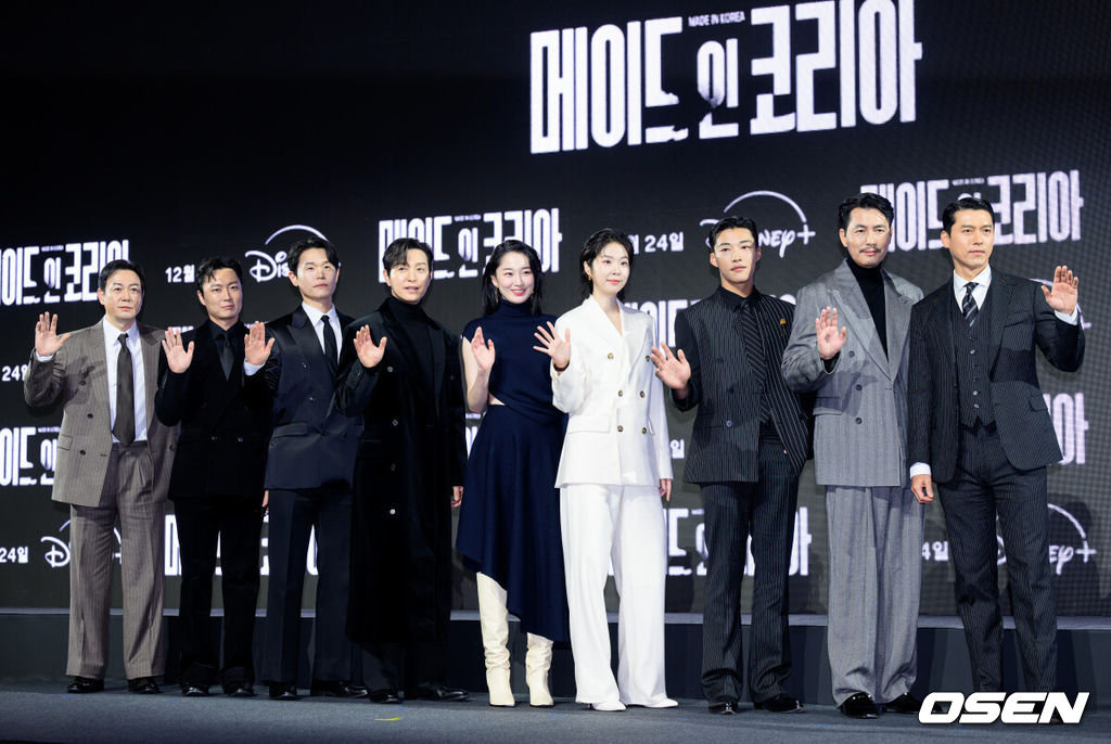 15일 서울 강남구 그랜드 인터컨티넨탈 서울 파르나스에서 디즈니+ 오리지널 시리즈 '메이드 인 코리아’ 제작발표회가 열렸다.'메이드 인 코리아'는 1970년대 혼란과 도약이 공존했던 대한민국, 국가를 수익모델로 삼아 부와 권력의 정점에 오르려는 사내 현빈(백기태)과 그를 무서운 집념으로 벼랑 끝까지 추적하는 검사 정우성(장건영)이 시대를 관통하는 거대한 사건들과 직면하는 이야기다.배우 박용우, 노재원, 강길우, 정성일, 원지안, 서은수, 우도환, 정우성, 현빈이 포토타임을 가지고 있다. 2025.12.15 /sunday@osen.co.kr