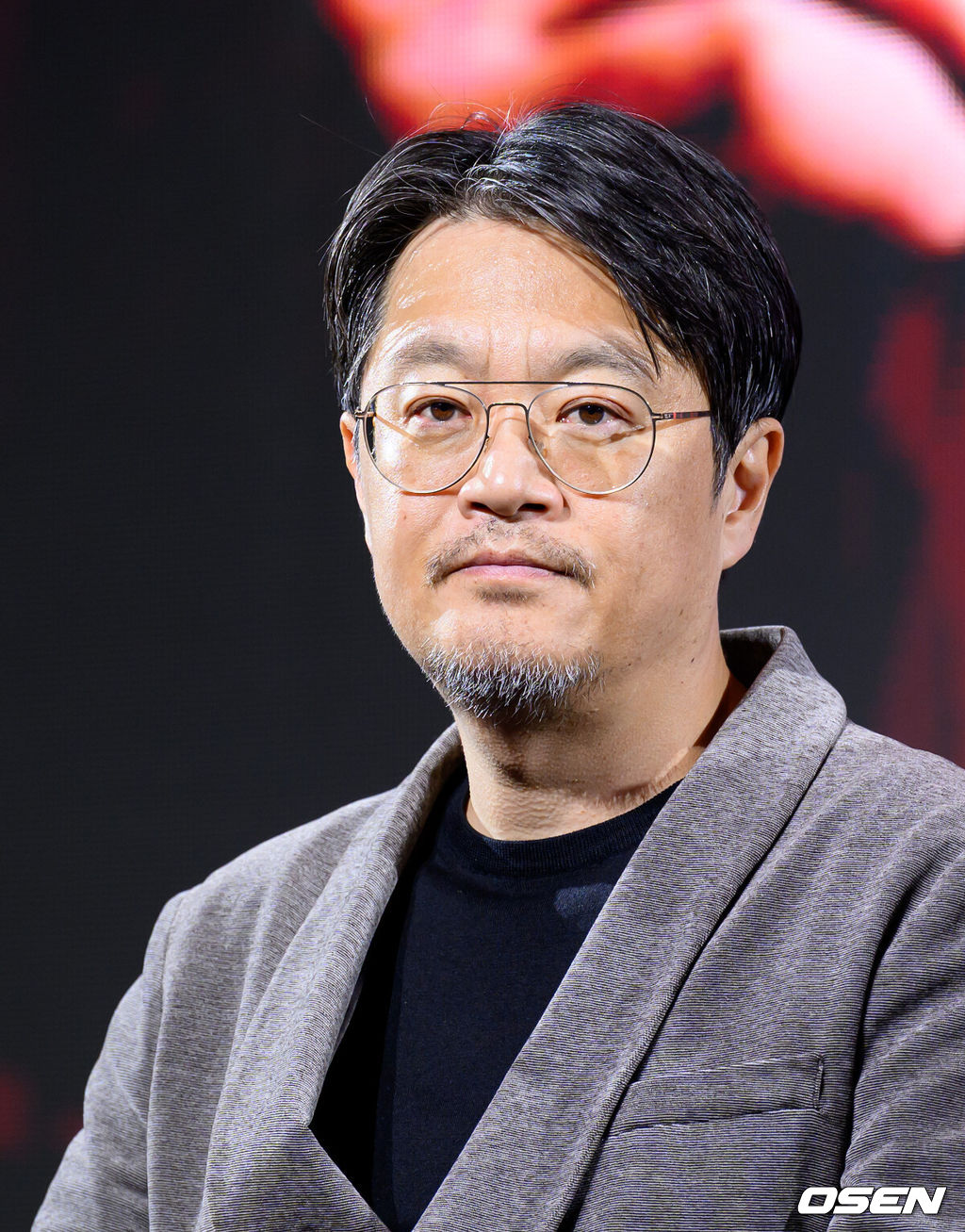 15일 서울 강남구 그랜드 인터컨티넨탈 서울 파르나스에서 디즈니+ 오리지널 시리즈 '메이드 인 코리아’ 제작발표회가 열렸다.'메이드 인 코리아'는 1970년대 혼란과 도약이 공존했던 대한민국, 국가를 수익모델로 삼아 부와 권력의 정점에 오르려는 사내 현빈(백기태)과 그를 무서운 집념으로 벼랑 끝까지 추적하는 검사 정우성(장건영)이 시대를 관통하는 거대한 사건들과 직면하는 이야기다.우민호 감독이 취재진의 질문을 듣고 있다. 2025.12.15 /sunday@osen.co.kr