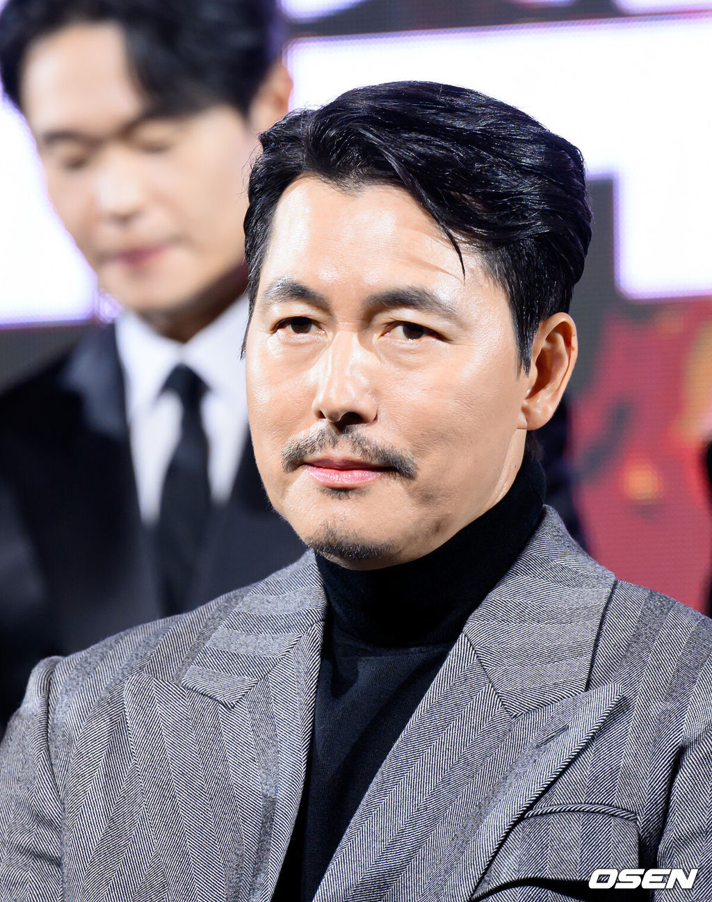 15일 서울 강남구 그랜드 인터컨티넨탈 서울 파르나스에서 디즈니+ 오리지널 시리즈 '메이드 인 코리아’ 제작발표회가 열렸다.'메이드 인 코리아'는 1970년대 혼란과 도약이 공존했던 대한민국, 국가를 수익모델로 삼아 부와 권력의 정점에 오르려는 사내 현빈(백기태)과 그를 무서운 집념으로 벼랑 끝까지 추적하는 검사 정우성(장건영)이 시대를 관통하는 거대한 사건들과 직면하는 이야기다.배우 정우성이 취재진의 질문을 듣고 있다. 2025.12.15 /sunday@osen.co.kr