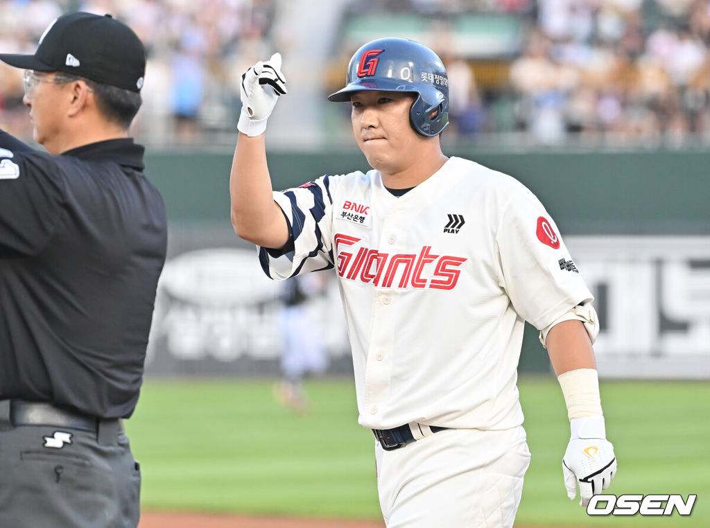 3일 부산 사직야구장에서 2025 신한 SOL 뱅크 KBO 리그 롯데 자이언츠와 LG 트윈스의 경기가 열렸다. 홈팀 롯데는 이민석이, 방문팀 LG는 손주영이 선발 출전했다.롯데 자이언츠 정훈이 2회말 2사 1루 유격수 오른쪽 내야 안타를 치고 세리머니를 하고 있다. 2025.07.03 / foto0307@osen.co.kr