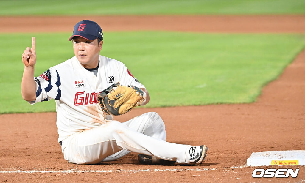 3일 부산 사직야구장에서 2025 신한 SOL 뱅크 KBO 리그 롯데 자이언츠와 LG 트윈스의 경기가 열렸다. 홈팀 롯데는 이민석이, 방문팀 LG는 손주영이 선발 출전했다.롯데 자이언츠 정훈이 6회초 2사 LG 트윈스 문보경의 투수 앞 땅볼때 1루에서 세이프 판정이 나자 비디오 판독을 요구하고 있다. 2025.07.03 / foto0307@osen.co.kr