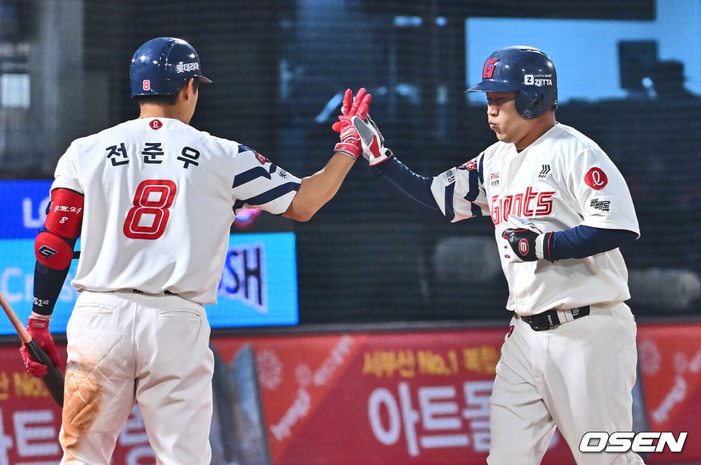 10일 부산 사직야구장에서 2025 신한 SOL 뱅크 KBO 리그 롯데 자이언츠와 KIA 타이거즈의 경기가 열렸다. 홈팀 롯데는 반즈가, 방문팀 KIA는 윤영철이 선발로 출전했다.롯데 자이언츠 정훈이 2회말 무사 1,2루 황성빈의 좌중간 1타점 안타때 득점을 올리고 하이파이브를 하고 있다. 2025.04.10 / foto0307@osen.co.kr