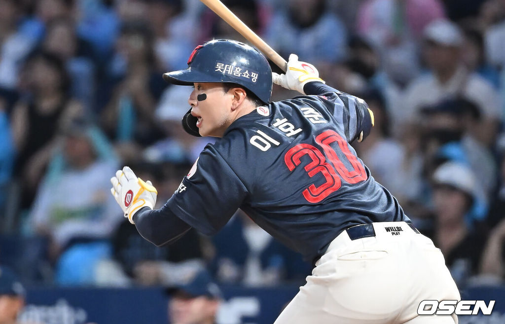 23일 창원NC파크에서 2025 신한 SOL 뱅크 KBO 리그 NC 다이노스와 롯데 자이언츠의 경기가 열렸다. 홈팀 NC는 김녹원이, 방문팀 롯데는 감보아가 선발 출전했다. 롯데 자이언츠 이호준이 4회초 1사 2루 중견수 왼쪽 1타점 2루타를 치고 있다. 2025.08.23 / foto0307@osen.co.kr