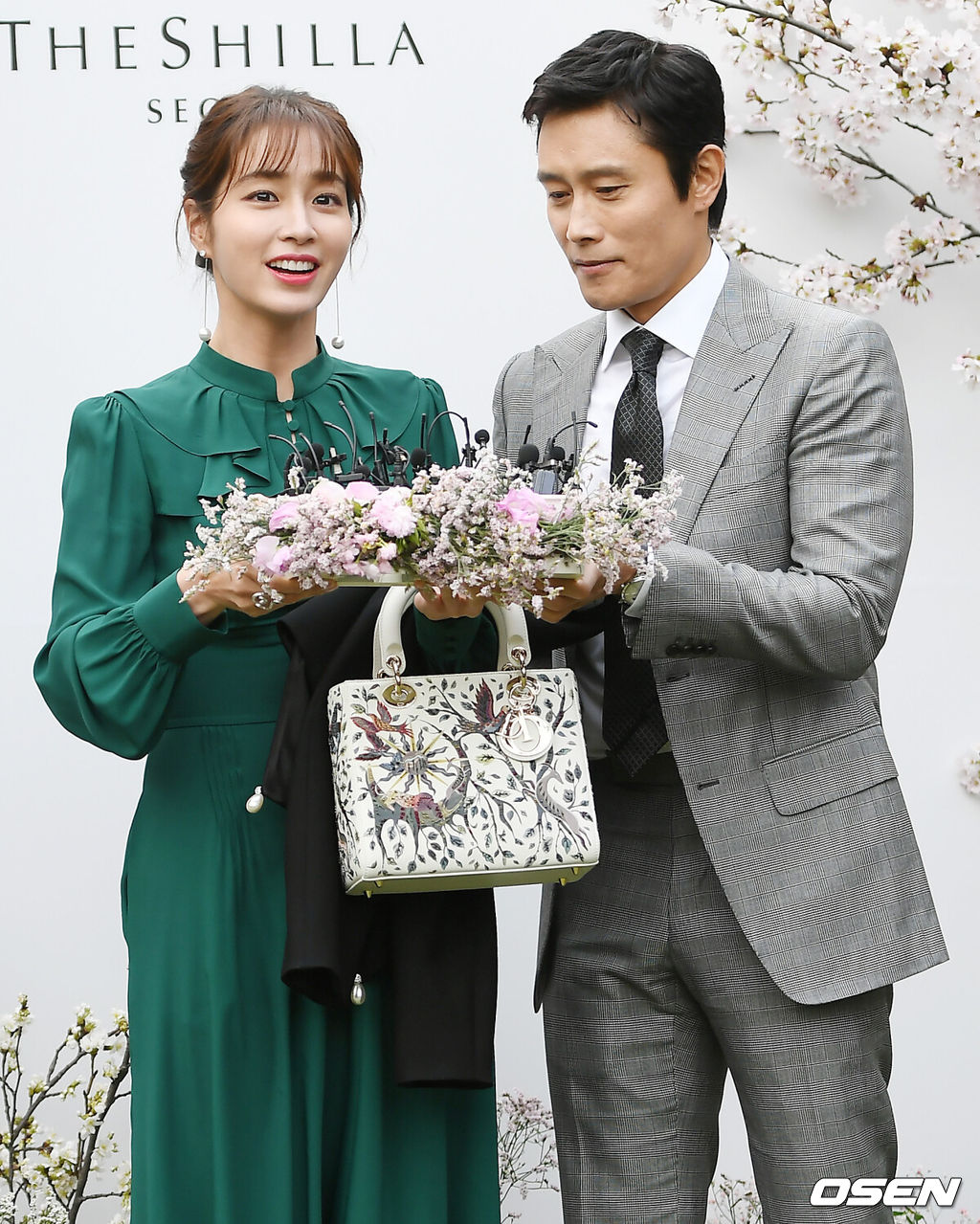 배우 이정현 결혼식이 7일 오후 서울 중구 장충동 신라호텔 영빈관에서 열렸다.배우 이민정, 이벙현이 포토타임을 갖고 있다. /pjmpp@osen.co.kr