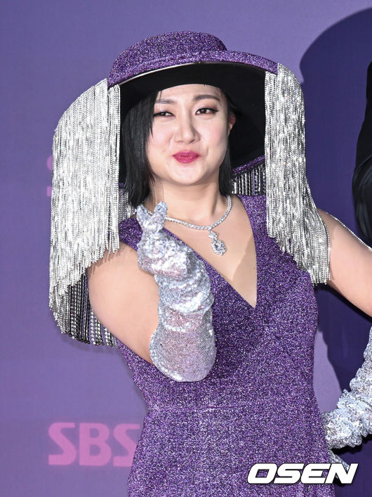 [OSEN=조은정 기자]2023 SBS&nbsp;연예대상 포토월 행사가 30일 서울 마포구 상암 SBS 프리즘타워에서 열렸다.방송인 박나래가 레드카펫을 밟으며 포즈를 취하고 있다. 2023.12.30/cej@osen.co.kr