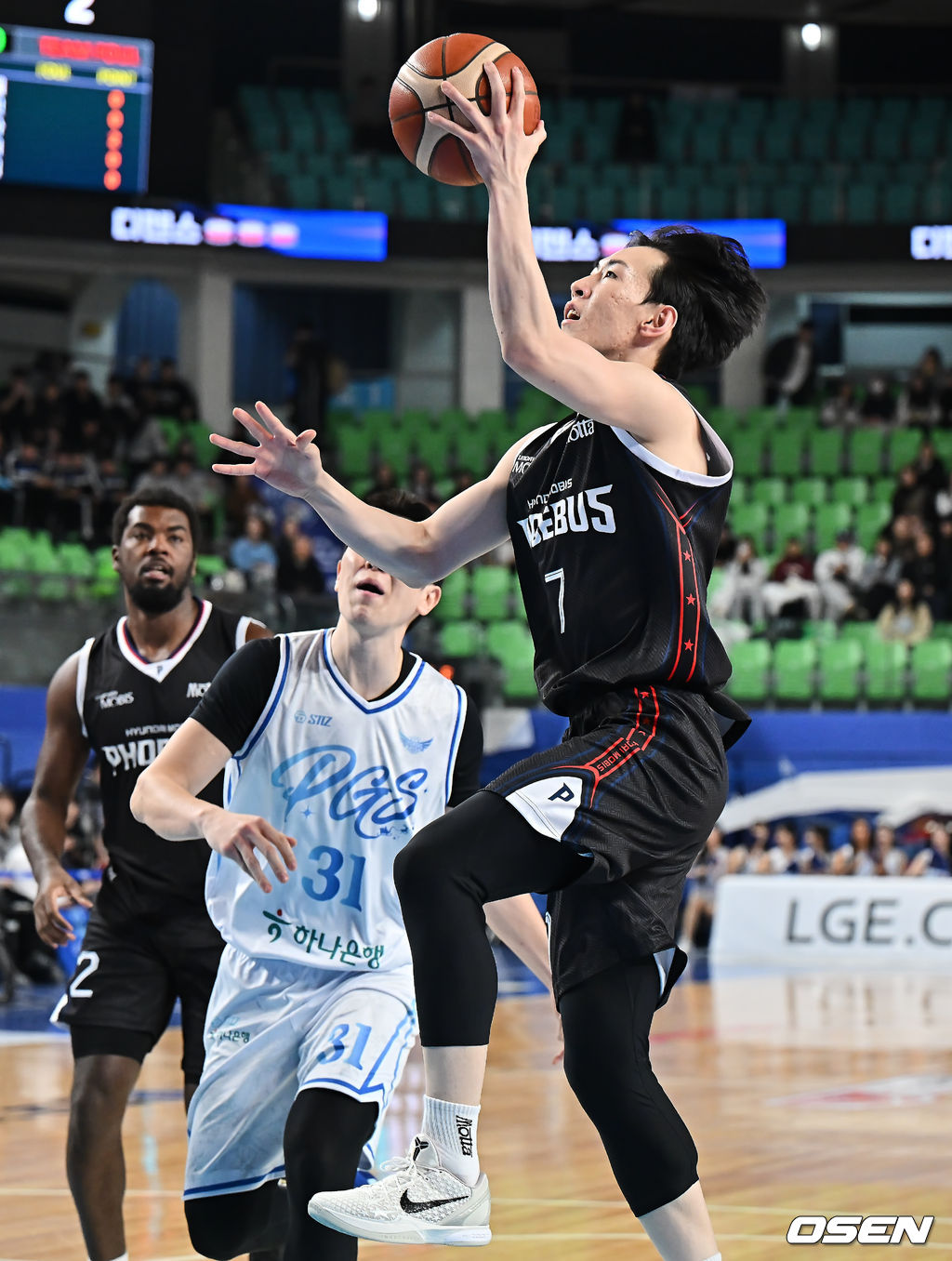 15일 대구체육관에서 2025-2026 LG전자 프로농구 대구 한국가스공사와 울산 현대모비스의 경기가 열렸다. 시즌 첫 3연승에 도전하는 한국가스공사와 7연패 탈출이 시급한 현대모비스가 대결한다.울산 현대모비스 서명진이 대구 한국가스공사 김준일의 마크를 피해 골밑슛을 시도하고 있다. 2025.12.15 / foto0307@osen.co.kr