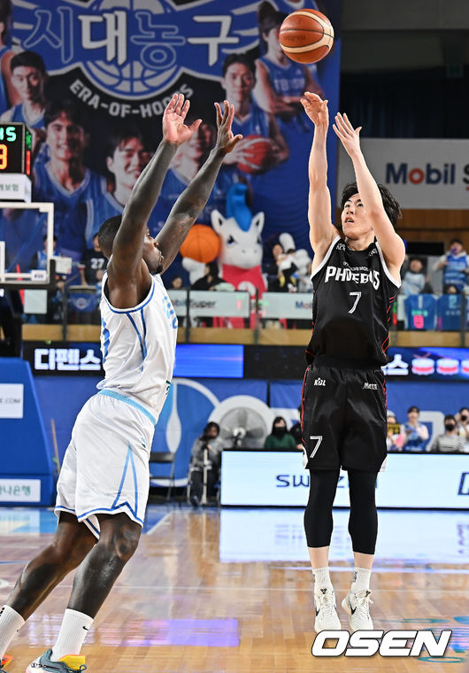 [OSEN=대구, 이석우 기자] 15일 대구체육관에서 2025-2026 LG전자 프로농구 대구 한국가스공사와 울산 현대모비스의 경기가 열렸다.  시즌 첫 3연승에 도전하는 한국가스공사와 7연패 탈출이 시급한 현대모비스가 대결한다.울산 현대모비스 서명진이 대구 한국가스공사 라건아의 마크를 피해 3점슛을 시도하고 있다. 2025.12.15 / foto0307@osen.co.kr