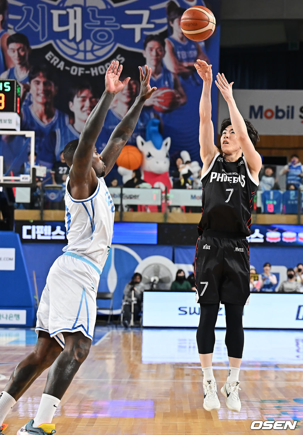 15일 대구체육관에서 2025-2026 LG전자 프로농구 대구 한국가스공사와 울산 현대모비스의 경기가 열렸다. 시즌 첫 3연승에 도전하는 한국가스공사와 7연패 탈출이 시급한 현대모비스가 대결한다.울산 현대모비스 서명진이 대구 한국가스공사 라건아의 마크를 피해 3점슛을 시도하고 있다. 2025.12.15 / foto0307@osen.co.kr