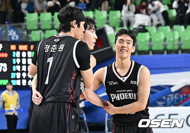 [OSEN=대구, 이석우 기자] 15일 대구체육관에서 2025-2026 LG전자 프로농구 대구 한국가스공사와 울산 현대모비스의 경기가 열렸다.  시즌 첫 3연승에 도전하는 한국가스공사와 7연패 탈출이 시급한 현대모비스가 대결한다.울산 현대모비스 서명진과 김건하, 정준원이 대구 한국가스공사에 76-73으로 승리한 후 기쁨을 나누고 있다. 2025.12.15 / foto0307@osen.co.kr