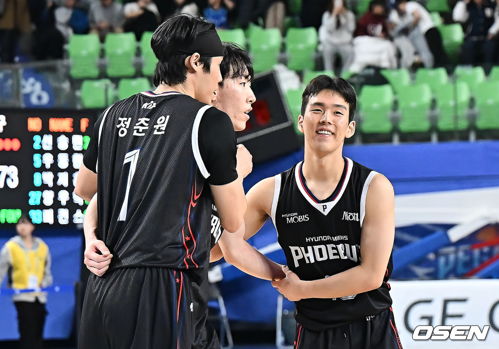 15일 대구체육관에서 2025-2026 LG전자 프로농구 대구 한국가스공사와 울산 현대모비스의 경기가 열렸다. 시즌 첫 3연승에 도전하는 한국가스공사와 7연패 탈출이 시급한 현대모비스가 대결한다.울산 현대모비스 서명진과 김건하, 정준원이 대구 한국가스공사에 76-73으로 승리한 후 기쁨을 나누고 있다. 2025.12.15 / foto0307@osen.co.kr