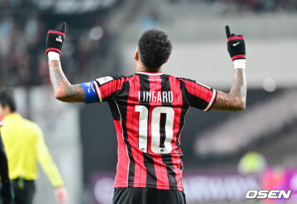 10일 오후 서울월드컵경기장에서 2025~2026시즌 아시아축구연맹(AFC) 챔피언스리그 엘리트(ACLE) 리그 스테이지 FC서울과 멜버른 시티의 경기가 진행됐다.FC서울은 (2승 2무 1패 승점 8)로 4위이며, 승점 1점 차로 2위에 있는 멜버른 시티(3승 2패 승점 9점)를 상대로 승리할 경우 2위로 올라설 수 있다.전반 FC서울 린가드가 선제골을 넣고 세리머니를 하고 있다. 2025.12.10 / soul1014@osen.co.kr