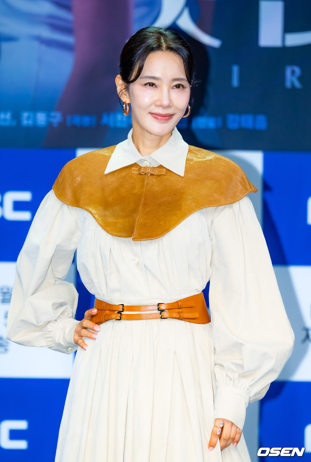 10일 오전 서울 마포구 상암동 MBC 골든마우스홀에서 MBC 새 일일드라마 ‘첫번째 남자’(극본 서현주 안진영, 연출 강태흠) 제작발표회가 열렸다.복수를 위해 다른 사람의 삶을 살게 된 여자와 욕망을 위해 다른 사람의 삶을 빼앗은 여자의 치명적 대결을 그린 드라마.무대 위에서 배우 오현경이 포토타임을 갖고 있다. 2025.12.10 / rumi@osen.co.kr