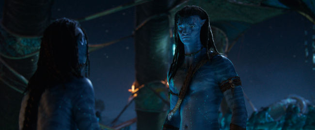 (L-R) Lo’ak (Britain Dalton) and Jake Sully (Sam Worthington) in 20th Century Studios' AVATAR: FIRE AND ASH. Photo courtesy of 20th Century Studios. © 2025 20th Century Studios. All Rights Reserved.