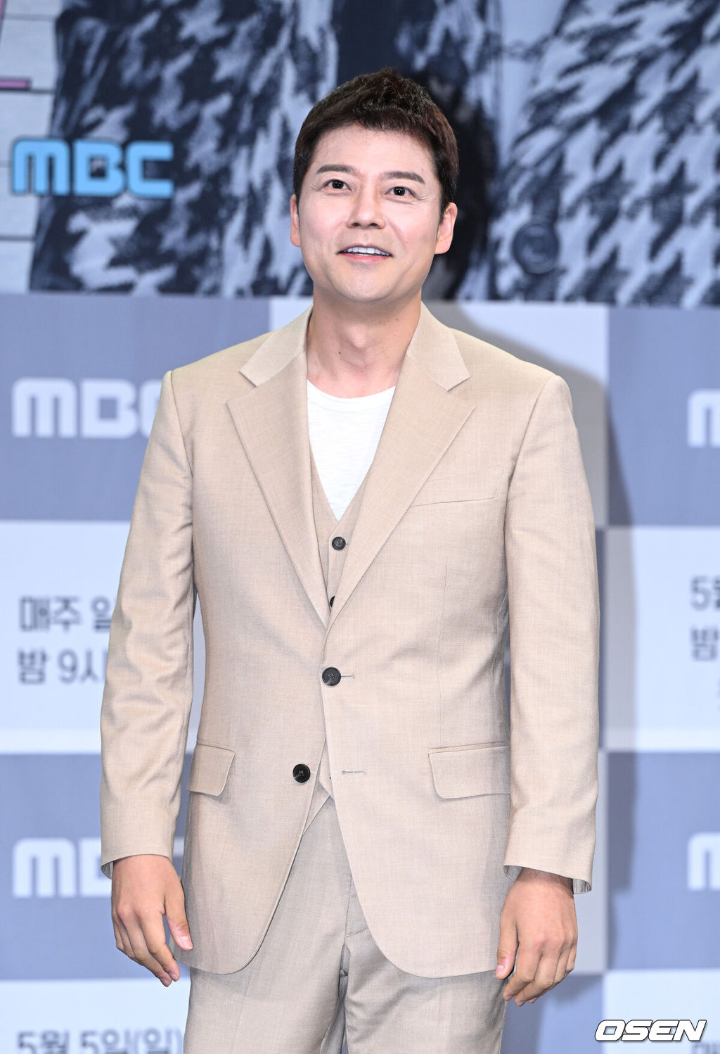 3일 오후 서울 마포구 상암 MBC 골든마우스홀에서 MBC 예능 프로그램 ‘송스틸러’ 제작발표회가 열렸다.‘송스틸러’는 갖고 싶은 남의 곡을 대놓고 훔칠 수 있는 기회를 제공하는 신개념 음악 프로그램이다.‘송스틸러’는 오는 5월 5일 일요일 밤 9시 10분에 첫 방송된다.방송인 전현무가 포즈를 취하고 있다. 2024.05.02 /sunday@osen.co.kr