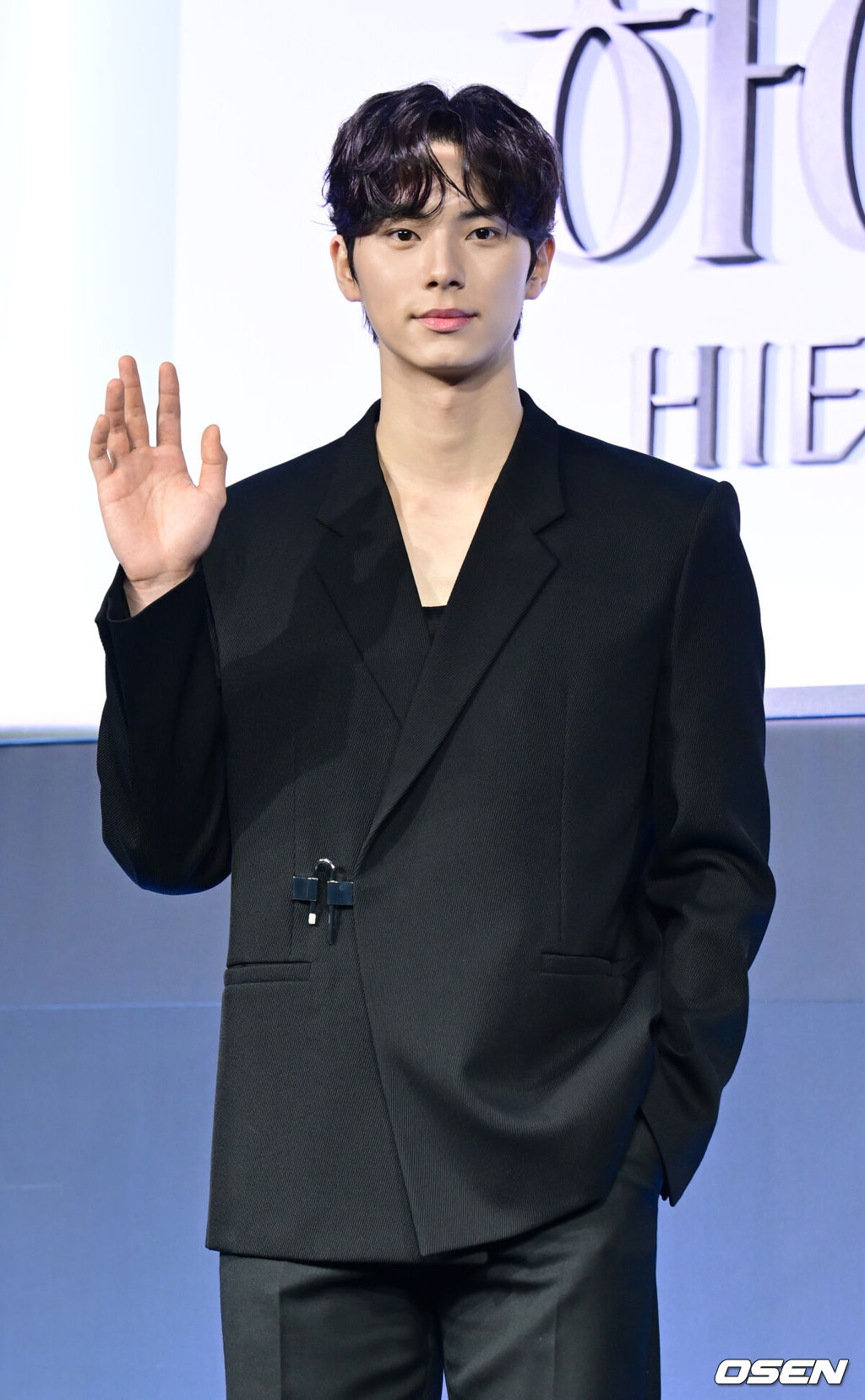 3일 오전 서울 중구 앰버서더 서울 풀만 호텔에서 넷플릭스 오리지널 시리즈 '하이라키' 제작발표회가 열렸다.하이라키는 상위 0.01%의 소수가 질서이자 법으로 군림하는 주신고에 비밀을 품은 전학생이 입학한 후 견고했던 그들의 세계에 균열이 생기며 벌어지는 이야기를 그렸다. 배우 이채민이 취재진을 향해 포즈를 취하고 있다. 2024.06.03 / ksl0919@osen.co.kr