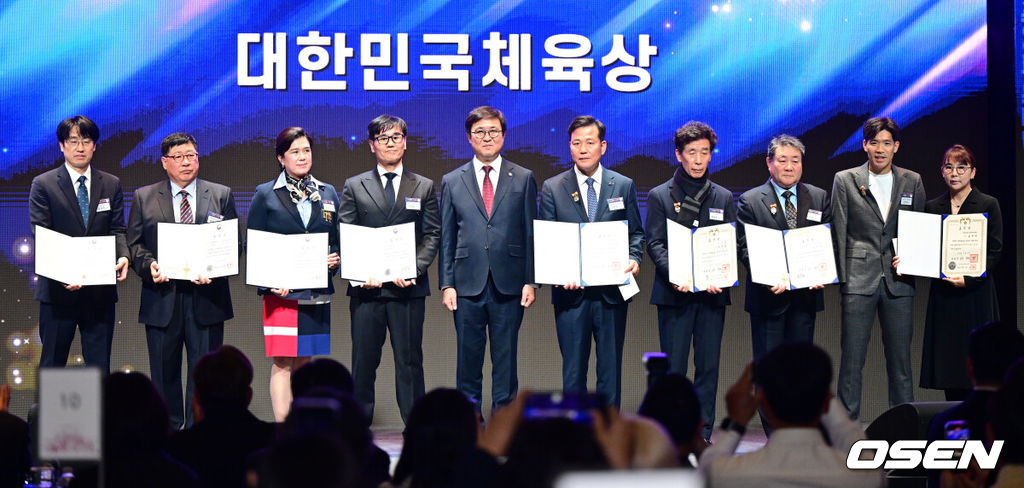 21일 오후 서울 소공동 웨스틴 조선 서울에서 ’2025 체육발전유공 포상 및 제63회 대한민국체육상 전수식’이 열렸다.대한민국체육상은 국민체육 발전 및 진흥에 공적이 있는 자에게 수여하는 상이며, 체육발전유공은 체육 발전에 공을 세운 체육인에게 수여하는 체육 분야 최고 영예의 서훈이다. 경기상 배드민턴 안세영(대리수상), 지도상 배드민턴 최용호 감독, 심판성 대한수영연맹 장인성, 장애인경기상 김황태 선수 등이 최휘영 문화체육관광부 장관에게 포상을 받은 뒤 포즈를 취하고 있다. 2025.11.21 / dreamer@osen.co.kr