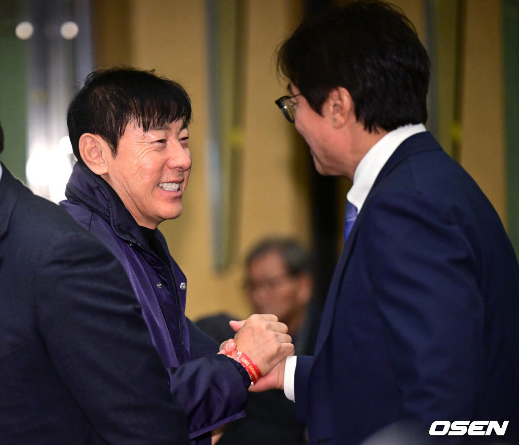 1일 오후 서울 홍은동 스위스 그랜드 호텔에서 ‘K리그 어워즈 2025’ 시상식이 열렸다.이날 시상식에는 최우수감독상, 최우수선수상(MVP), 영플레이어상, 베스트11 부문에 뽑힌 각 구단 수상자들과 후보들이 자리를 빛낸다.신태용 전 감독이 행사에 참석해 황선홍 감독과 인사를 나누고 있다. 2025.12.01 / dreamer@osen.co.kr