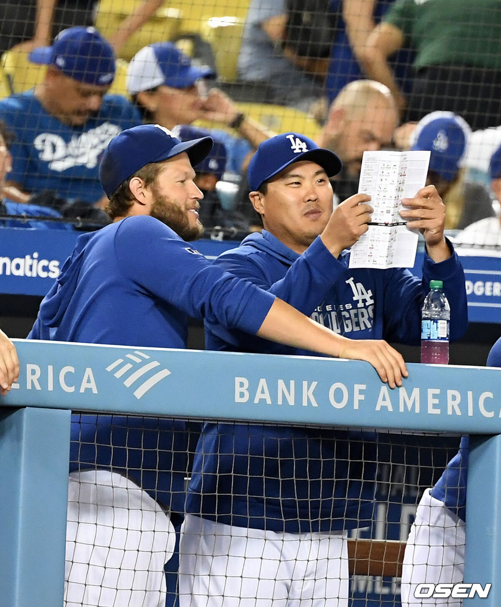 LA 다저스가 LA 에인절스에 또 패했다. 올해 4차례 붙어 한 번도 이기지 못하고 4전패로 끝났다. 더 이상 맞대결은 없다. 다저스는 25일(이하 한국시간) 미국 캘리포니아주 다저스타디움에서 열린 에인절스와 경기에서 2-3으로 졌다. 전날에 이어 또 1점차 패배. 뒤진 상황에서 페드로 바에즈, 마무리 켄리 잰슨까지 투입했으나 경기를 뒤집지 못했다.8회초 다저스 커쇼와 류현진이 더그아웃에서 분석표를 살피며 이야기 나누고 있다. /jpnews@osen.co.kr