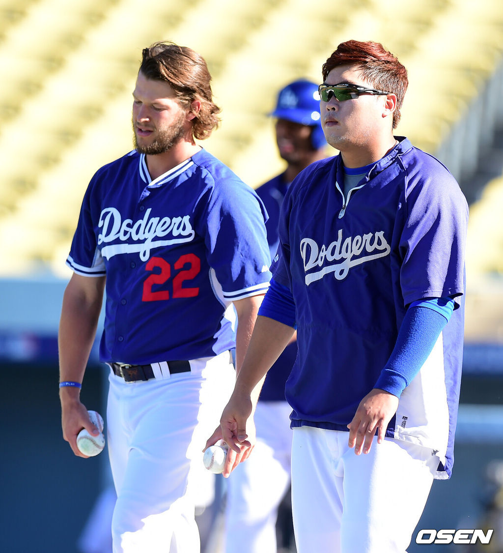 5일(이하 한국시간) 미국 캘리포니아주 로스앤젤레스 다저스타디움에서 LA 다저스와 세인트루이스 카디널스의 디비전시리즈(NLDS·5전3승제) 2차전이 열렸다.경기에 앞서 다저스 커쇼, 류현진이 타격 훈련을 마치고 볼을 줍고 있다.1차전에서 다저스는 에이스 클레이튼 커쇼가 6⅔이닝 8피안타(2홈런) 8실점으로 무너지며 카니널스에 9-10으로 패했다. 다저스로서는 2차전을 반드시 잡아야 한다. 2차전까지 놓치면 수세에 몰린다. 그레인키 이후 등판하는 류현진의 3차전이 시리즈 향방을 가늠하는 일전이 될 가능성이 높아졌다. /jpnews@osen.co.kr