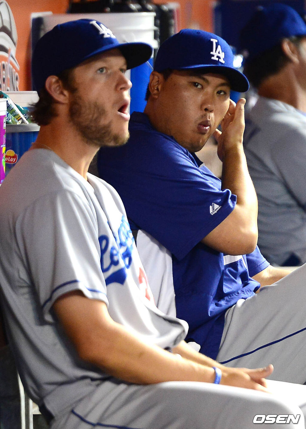 4일(이하 한국시간) 미국 플로리다주 마이애미 말린스 파크에서 열린 '2014 메이저리그' 마이애미 말린스와 LA 다저스의 경기 시작전 류현진과 커쇼가 덕아웃에 앉아 있다.LA 다저스는 3일 치른 마이애미 말린스와의 경기에서 3-6으로 패했다. 3연승이 끊어진 내셔널리그 서부지구 2위 다저스는 17승 13패가 됐다.한편, LA 다저스 류현진은 어깨 근육염증으로 15일짜리 부상자 명단에 올랐다. 다저스는 3일 류현진이 어깨근육염증으로 부상자 명단에 오르고 대신 프리플A 앨버커키에 있던 투수 호세 도밍게스가 콜업됐다고 발표했다. 류현진이 메이저리그 진출 후 부상자 명단에 오른 것은 이번이 처음이다. 돈 매팅리 감독은 류현진의 부상과 관련 “아주 심각한 것은 아닌 것으로 보인다”고 언급했다. / baik@osen.co.kr