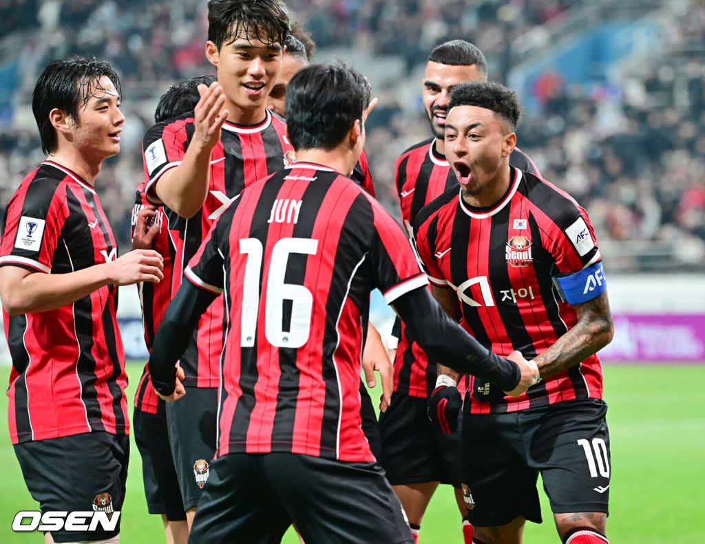 10일 오후 서울월드컵경기장에서 2025~2026시즌 아시아축구연맹(AFC) 챔피언스리그 엘리트(ACLE) 리그 스테이지 FC서울과 멜버른 시티의 경기가 진행됐다.FC서울은 (2승 2무 1패 승점 8)로 4위이며, 승점 1점 차로 2위에 있는 멜버른 시티(3승 2패 승점 9점)를 상대로 승리할 경우 2위로 올라설 수 있다.전반 FC서울 린가드가 선제골을 넣고 어시스트 기록한 최준과 기뻐하고 있다. 2025.12.10 / soul1014@osen.co.kr