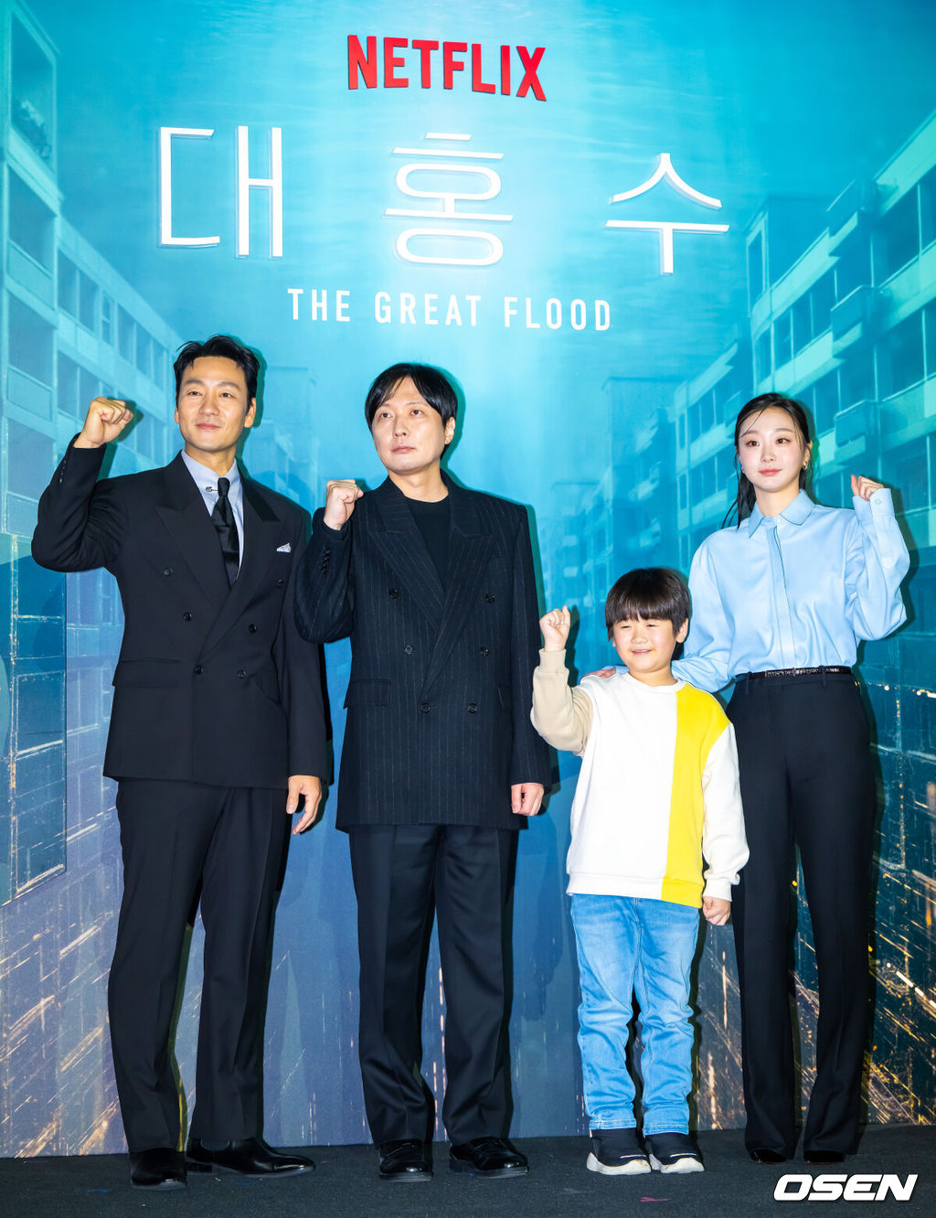 16일 서울 용산아이파크몰 내 용산 CGV에서 넷플릭스 영화 '대홍수' 제작보고회가 진행됐다.‘대홍수’는 대홍수가 덮친 지구의 마지막 날, 인류가 살아남을 수 있는 마지막 희망을 건 이들이 물에 잠겨가는 아파트 속에서 벌이는 사투를 그린 SF 재난 블록버스터로 이날 배우 김다미, 박해수, 권은성과 김병우 감독이 참석했다.배우 박해수와 김병우 감독, 권은성, 김다미가 포즈를 취하고 있다. 2025.12.16 / soul1014@osen.co.kr