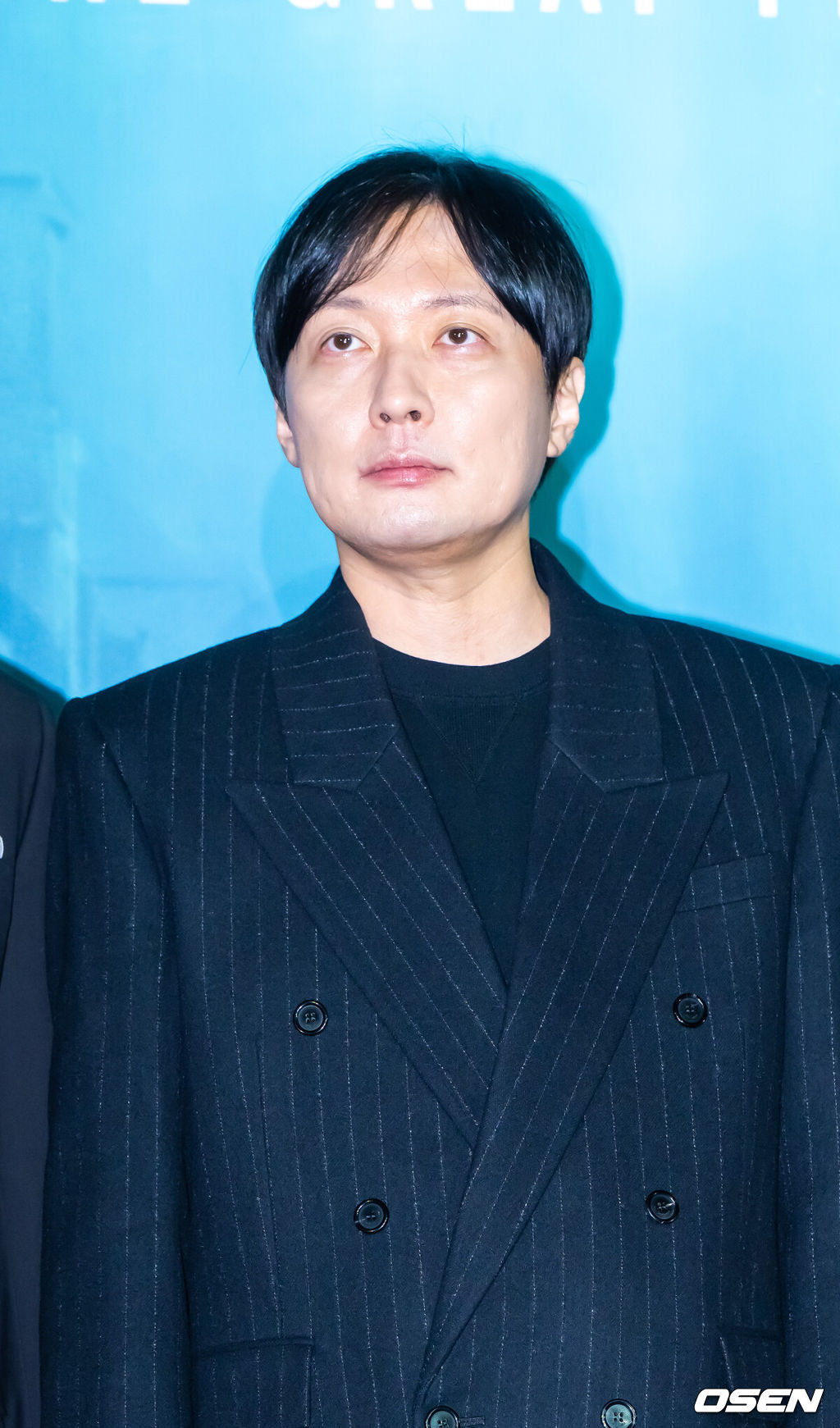 16일 서울 용산아이파크몰 내 용산 CGV에서 넷플릭스 영화 '대홍수' 제작보고회가 진행됐다.‘대홍수’는 대홍수가 덮친 지구의 마지막 날, 인류가 살아남을 수 있는 마지막 희망을 건 이들이 물에 잠겨가는 아파트 속에서 벌이는 사투를 그린 SF 재난 블록버스터로 이날 배우 김다미, 박해수, 권은성과 김병우 감독이 참석했다.김병우 감독이 포즈를 취하고 있다. 2025.12.16 / soul1014@osen.co.kr