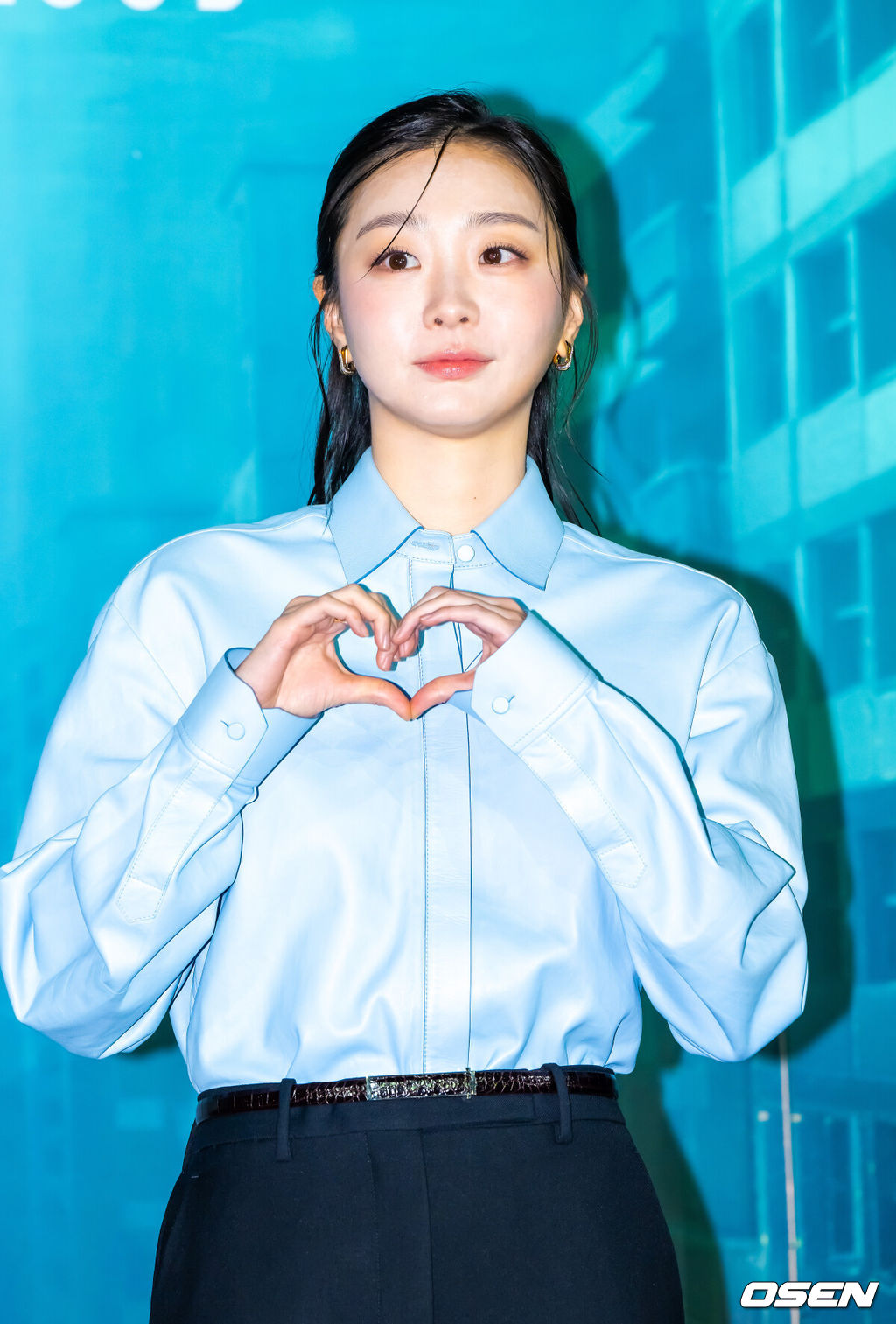 16일 서울 용산아이파크몰 내 용산 CGV에서 넷플릭스 영화 '대홍수' 제작보고회가 진행됐다.‘대홍수’는 대홍수가 덮친 지구의 마지막 날, 인류가 살아남을 수 있는 마지막 희망을 건 이들이 물에 잠겨가는 아파트 속에서 벌이는 사투를 그린 SF 재난 블록버스터로 이날 배우 김다미, 박해수, 권은성과 김병우 감독이 참석했다.배우 김다미가 포즈를 취하고 있다. 2025.12.16 / soul1014@osen.co.kr