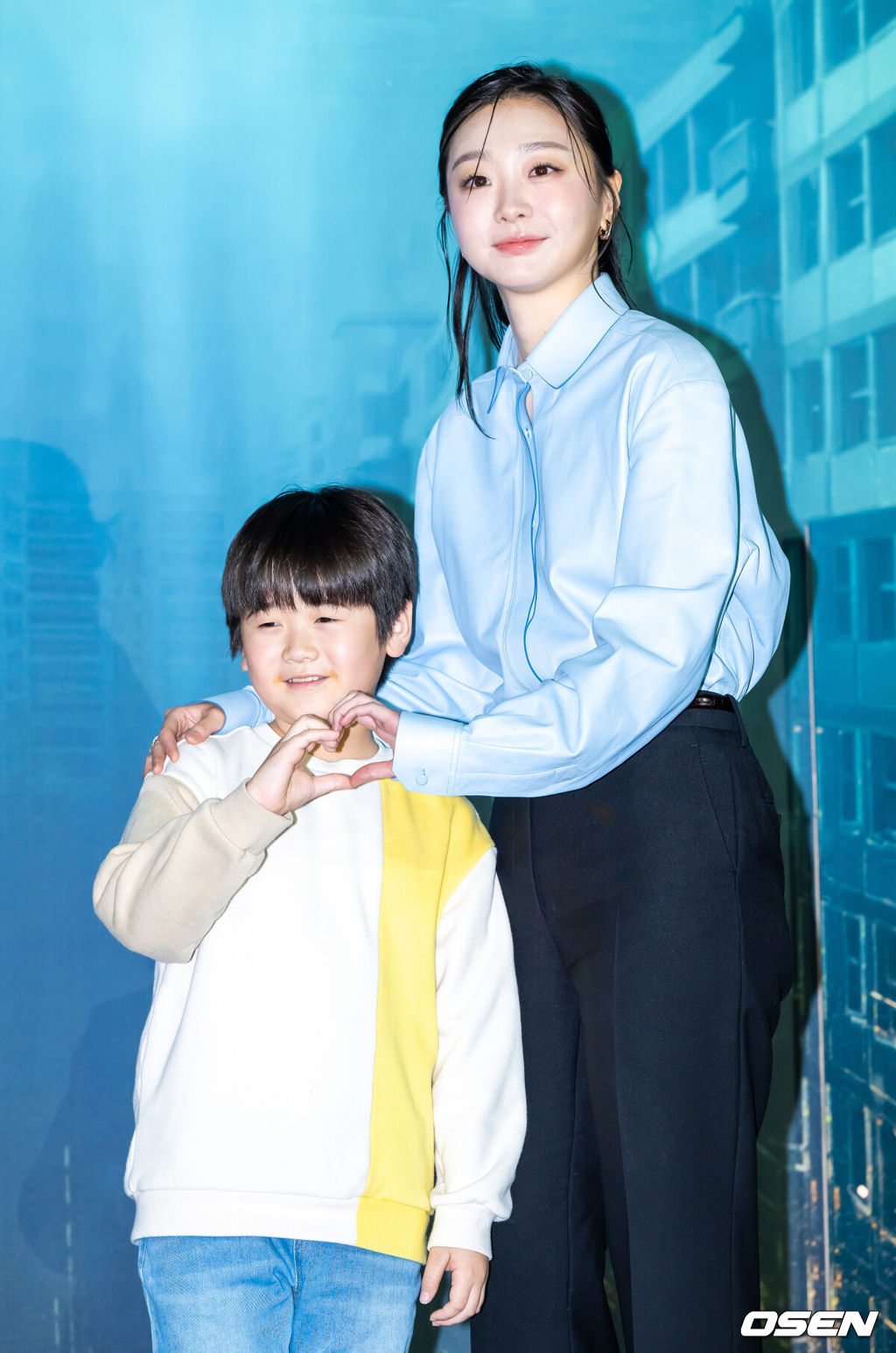 16일 서울 용산아이파크몰 내 용산 CGV에서 넷플릭스 영화 '대홍수' 제작보고회가 진행됐다.‘대홍수’는 대홍수가 덮친 지구의 마지막 날, 인류가 살아남을 수 있는 마지막 희망을 건 이들이 물에 잠겨가는 아파트 속에서 벌이는 사투를 그린 SF 재난 블록버스터로 이날 배우 김다미, 박해수, 권은성과 김병우 감독이 참석했다.배우 권은성과 김다미가 포즈를 취하고 있다. 2025.12.16 / soul1014@osen.co.kr