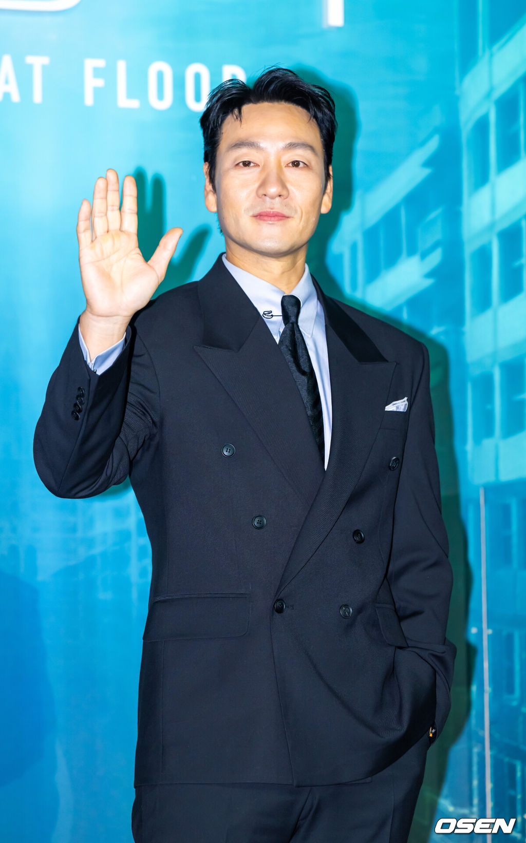 16일 서울 용산아이파크몰 내 용산 CGV에서 넷플릭스 영화 '대홍수' 제작보고회가 진행됐다.‘대홍수’는 대홍수가 덮친 지구의 마지막 날, 인류가 살아남을 수 있는 마지막 희망을 건 이들이 물에 잠겨가는 아파트 속에서 벌이는 사투를 그린 SF 재난 블록버스터로 이날 배우 김다미, 박해수, 권은성과 김병우 감독이 참석했다.배우 박해수가 포즈를 취하고 있다. 2025.12.16 / soul1014@osen.co.kr