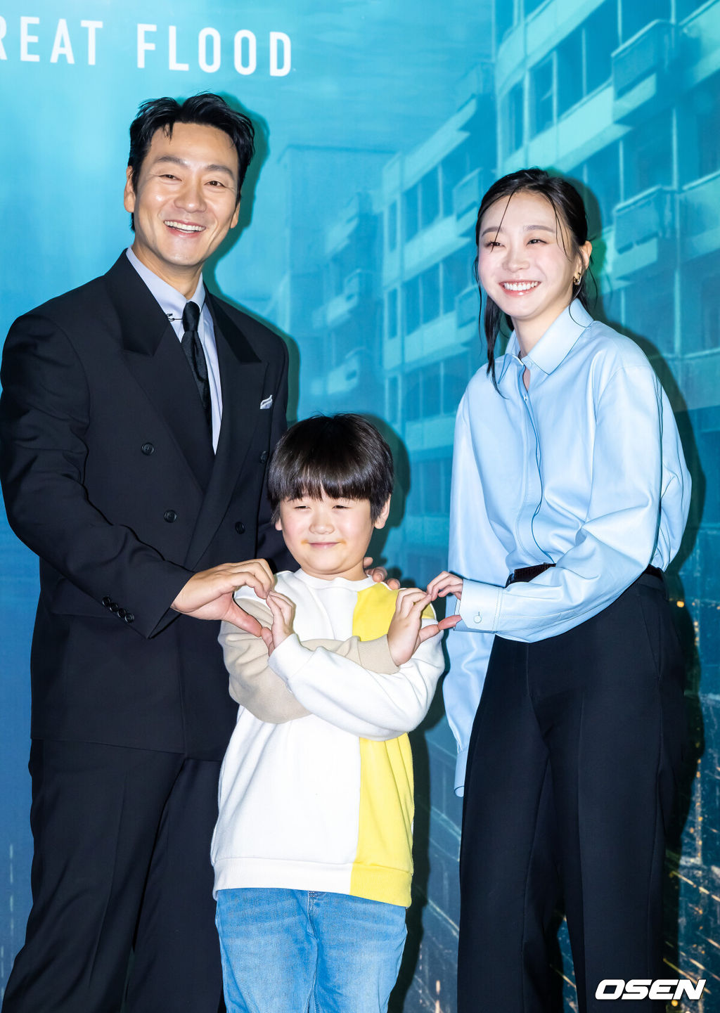 16일 서울 용산아이파크몰 내 용산 CGV에서 넷플릭스 영화 '대홍수' 제작보고회가 진행됐다.‘대홍수’는 대홍수가 덮친 지구의 마지막 날, 인류가 살아남을 수 있는 마지막 희망을 건 이들이 물에 잠겨가는 아파트 속에서 벌이는 사투를 그린 SF 재난 블록버스터로 이날 배우 김다미, 박해수, 권은성과 김병우 감독이 참석했다.배우 박해수와 권은성, 김다미가 포즈를 취하고 있다. 2025.12.16 / soul1014@osen.co.kr