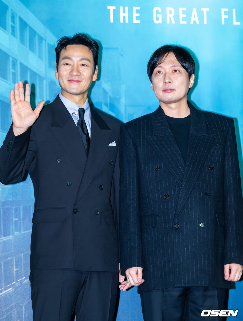 16일 서울 용산아이파크몰 내 용산 CGV에서 넷플릭스 영화 '대홍수' 제작보고회가 진행됐다.‘대홍수’는 대홍수가 덮친 지구의 마지막 날, 인류가 살아남을 수 있는 마지막 희망을 건 이들이 물에 잠겨가는 아파트 속에서 벌이는 사투를 그린 SF 재난 블록버스터로 이날 배우 김다미, 박해수, 권은성과 김병우 감독이 참석했다.김병우 감독과 박해수가 포즈를 취하고 있다. 2025.12.16 / soul1014@osen.co.kr