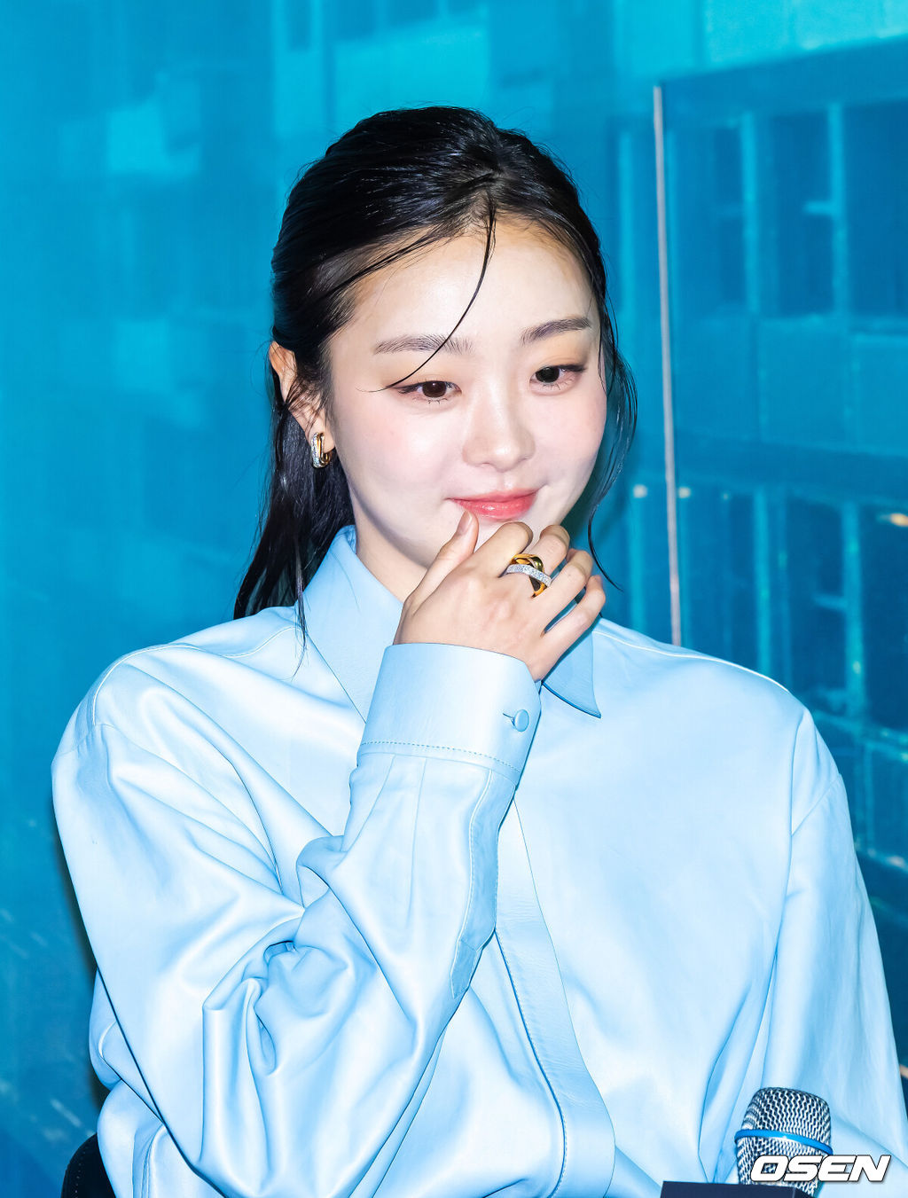 16일 서울 용산아이파크몰 내 용산 CGV에서 넷플릭스 영화 '대홍수' 제작보고회가 진행됐다.‘대홍수’는 대홍수가 덮친 지구의 마지막 날, 인류가 살아남을 수 있는 마지막 희망을 건 이들이 물에 잠겨가는 아파트 속에서 벌이는 사투를 그린 SF 재난 블록버스터로 이날 배우 김다미, 박해수, 권은성과 김병우 감독이 참석했다.배우 김다미가 포즈를 취하고 있다. 2025.12.16 / soul1014@osen.co.kr