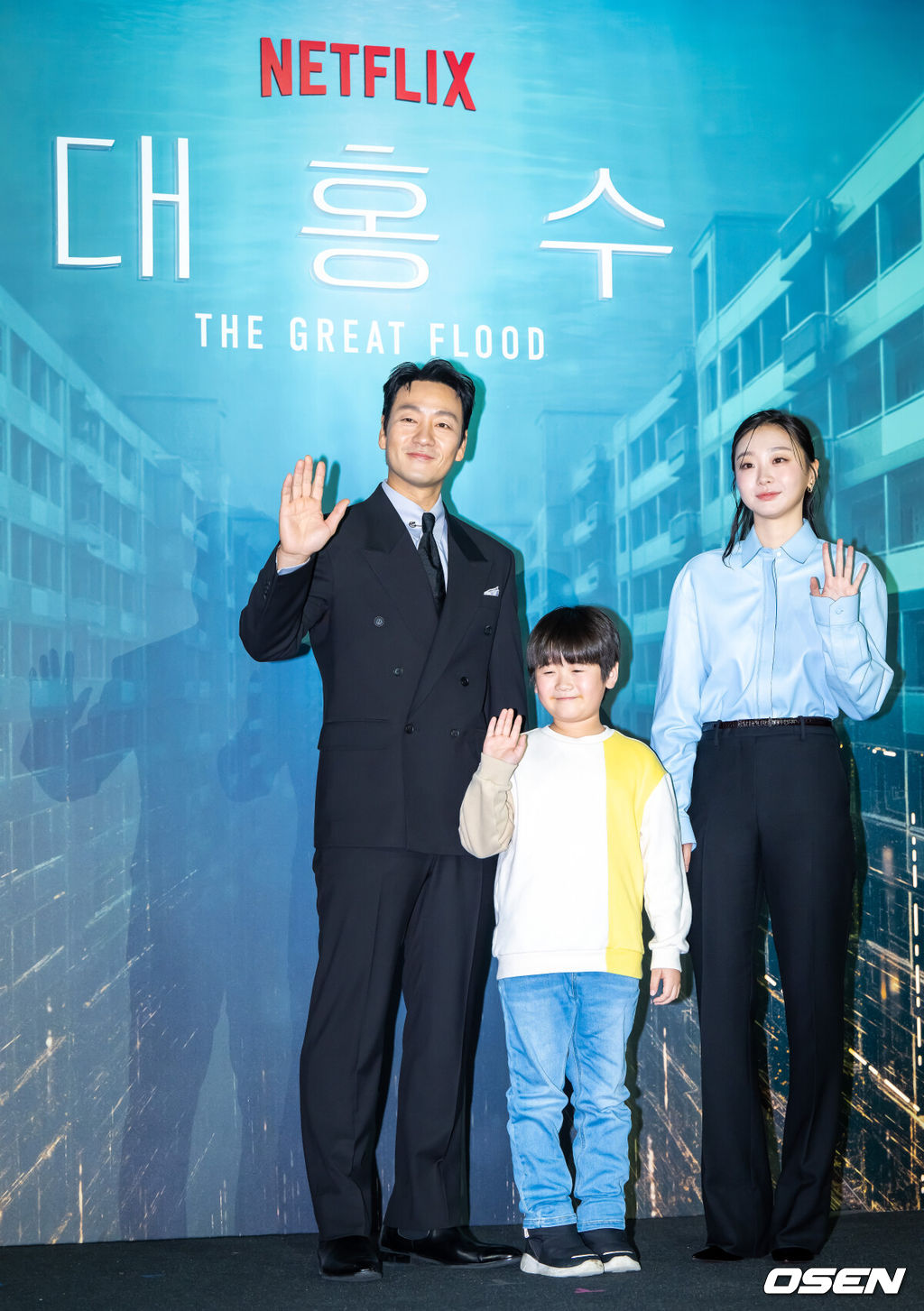 16일 서울 용산아이파크몰 내 용산 CGV에서 넷플릭스 영화 '대홍수' 제작보고회가 진행됐다.‘대홍수’는 대홍수가 덮친 지구의 마지막 날, 인류가 살아남을 수 있는 마지막 희망을 건 이들이 물에 잠겨가는 아파트 속에서 벌이는 사투를 그린 SF 재난 블록버스터로 이날 배우 김다미, 박해수, 권은성과 김병우 감독이 참석했다.배우 박해수와 권은성, 김다미가 포즈를 취하고 있다. 2025.12.16 / soul1014@osen.co.kr