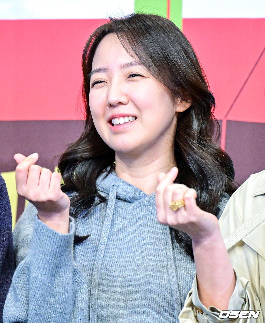 16일 오후 서울 신도림동 더링크호텔에서 JTBC 새 예능 ‘당일배송 우리집’ 제작발표회가 열렸다.‘당일배송 우리집’은 단순한 여행을 넘어 로망 속 장소에 도착한 집에서 펼쳐지는 '리얼 하루살이 체험'을 그려내는 이동식 주택과 로컬 라이프를 결합한 프로그램이다.신기은 PD가 포토타임을 하고 있다. 2025.12.16 / dreamer@osen.co.kr