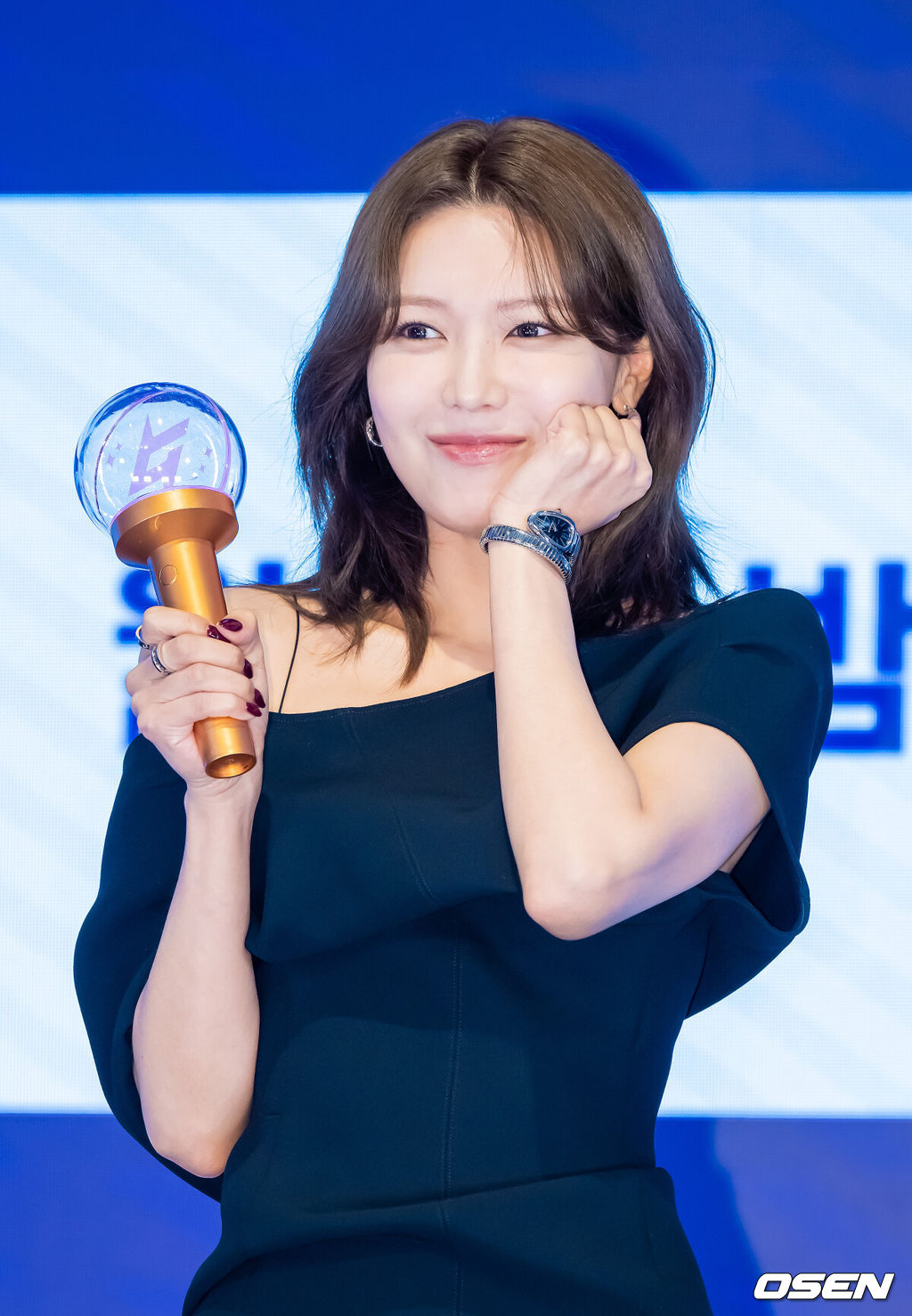 EN=박준형 기자] 16일 오후 서울 신도림 디큐브시티 내 더 세인트 호텔에서 지니 TV 오리지널 드라마 ‘아이돌아이’(연출 이광영 극본 김다린) 제작발표회가 진행됐다.팬심 만렙의 스타 변호사 맹세나(최수영 분)가 살인 용의자로 몰린 ‘최애’ 아이돌 도라익(김재영 분)의 사건을 맡으며 벌어지는 미스터리 법정 로맨스다.배우 최수영이 포즈를 취하고 있다.    2025.12.16 / soul1014@osen.co.kr  