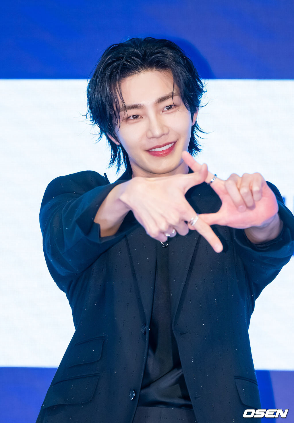 EN=박준형 기자] 16일 오후 서울 신도림 디큐브시티 내 더 세인트 호텔에서 지니 TV 오리지널 드라마 ‘아이돌아이’(연출 이광영 극본 김다린) 제작발표회가 진행됐다.팬심 만렙의 스타 변호사 맹세나(최수영 분)가 살인 용의자로 몰린 ‘최애’ 아이돌 도라익(김재영 분)의 사건을 맡으며 벌어지는 미스터리 법정 로맨스다.배우 김재영이 포즈를 취하고 있다.    2025.12.16 / soul1014@osen.co.kr  