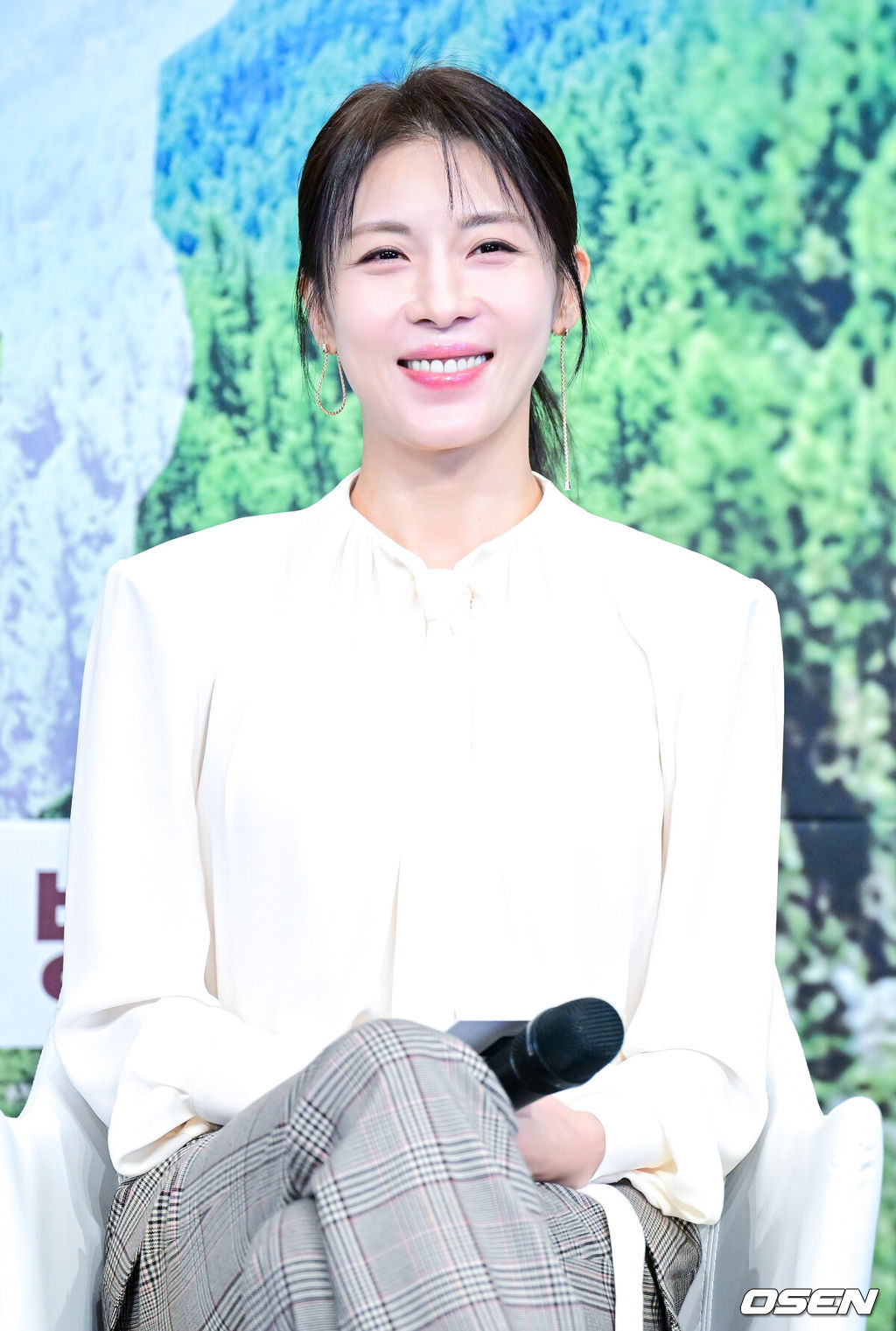 16일 오후 서울 신도림동 더링크호텔에서 JTBC 새 예능 ‘당일배송 우리집’ 제작발표회가 열렸다.‘당일배송 우리집’은 단순한 여행을 넘어 로망 속 장소에 도착한 집에서 펼쳐지는 '리얼 하루살이 체험'을 그려내는 이동식 주택과 로컬 라이프를 결합한 프로그램이다.배우 하지원이 인사말을 전한 뒤 미소짓고 있다. 2025.12.16 / dreamer@osen.co.kr