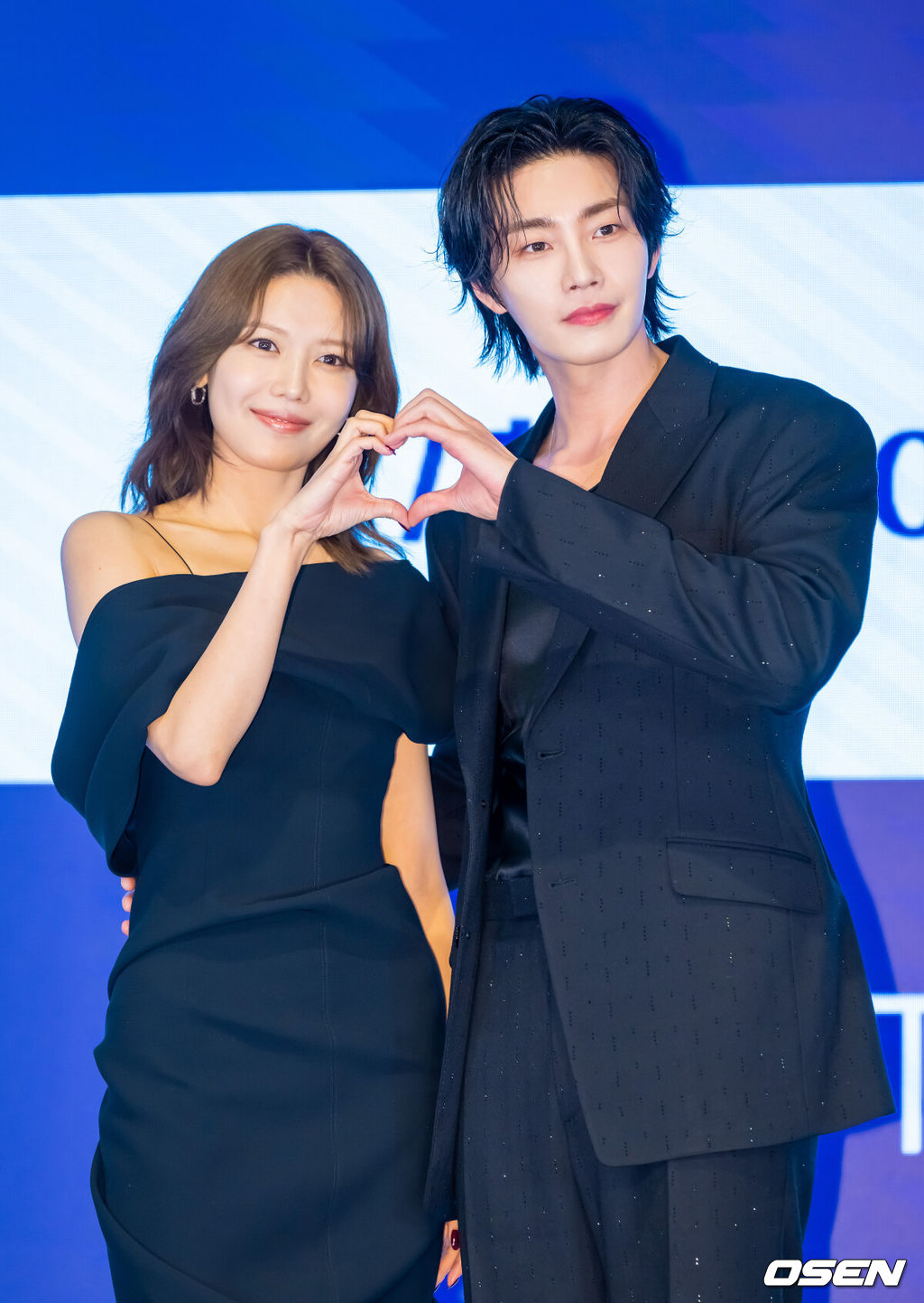 EN=박준형 기자] 16일 오후 서울 신도림 디큐브시티 내 더 세인트 호텔에서 지니 TV 오리지널 드라마 ‘아이돌아이’(연출 이광영 극본 김다린) 제작발표회가 진행됐다.팬심 만렙의 스타 변호사 맹세나(최수영 분)가 살인 용의자로 몰린 ‘최애’ 아이돌 도라익(김재영 분)의 사건을 맡으며 벌어지는 미스터리 법정 로맨스다.배우 최수영과 김재영이 포즈를 취하고 있다.    2025.12.16 / soul1014@osen.co.kr  